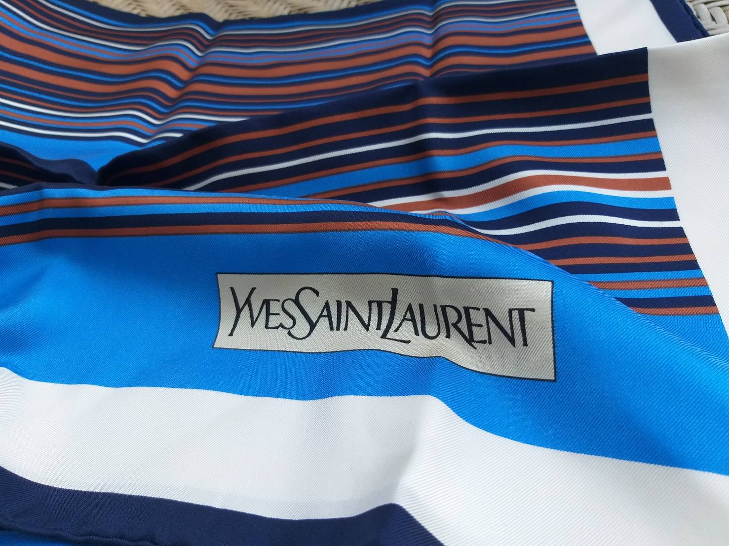 ผ้าไหม คลุมไหล่ผืนใหญ่ YVES SAINT LAURENT (ของใหม่)