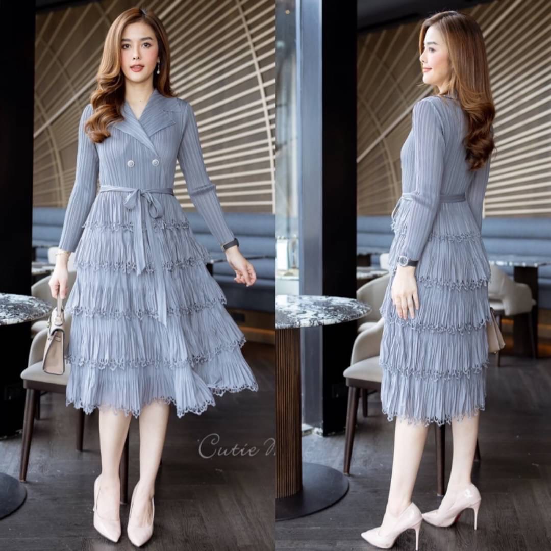 เดรสผ้าอัดพลีท มาพร้อมงานฉลุที่ปลาย กระโปรง งานแต่งดีเทลด้วยพู่เป็นชั้นๆ ปกคอเทเลอร์ มาพร้อมเชือกผูก ชุดยืดหยุ่น ได้ทั้งตัว ทรงชุดเข้ารูป ใส่แล้วดูดี งานสวย เรียบหรูค่ะ ใส่สบาย สินค้าคุณภาพ (พร้อมส่ง)