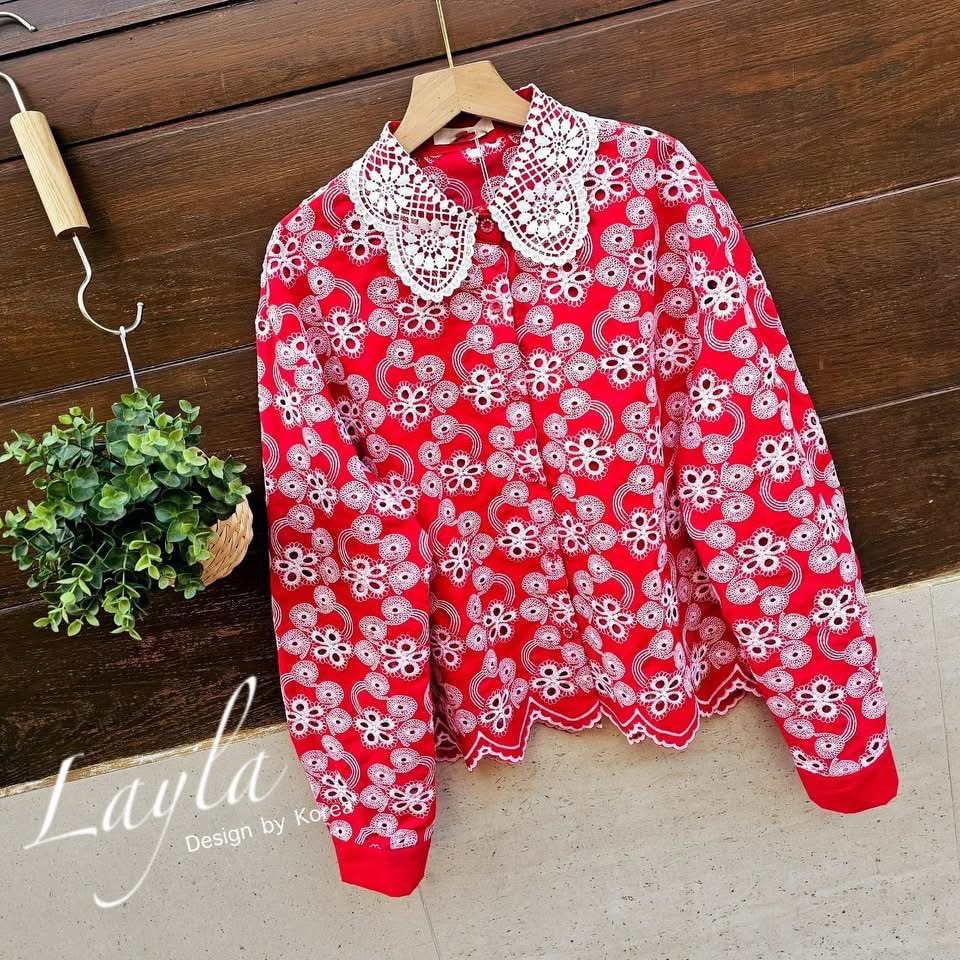 เสื้อเชิ้ตปักฉลุโชว์ลายเชิงสวยๆ คอปกลูกไม้หวานๆ แต่งกระดุมเพชร ทรงโอเว่อร์ไซส์นิดๆ ใส่สบาย : สินค้าคุณภาพ (พร้อมส่ง)