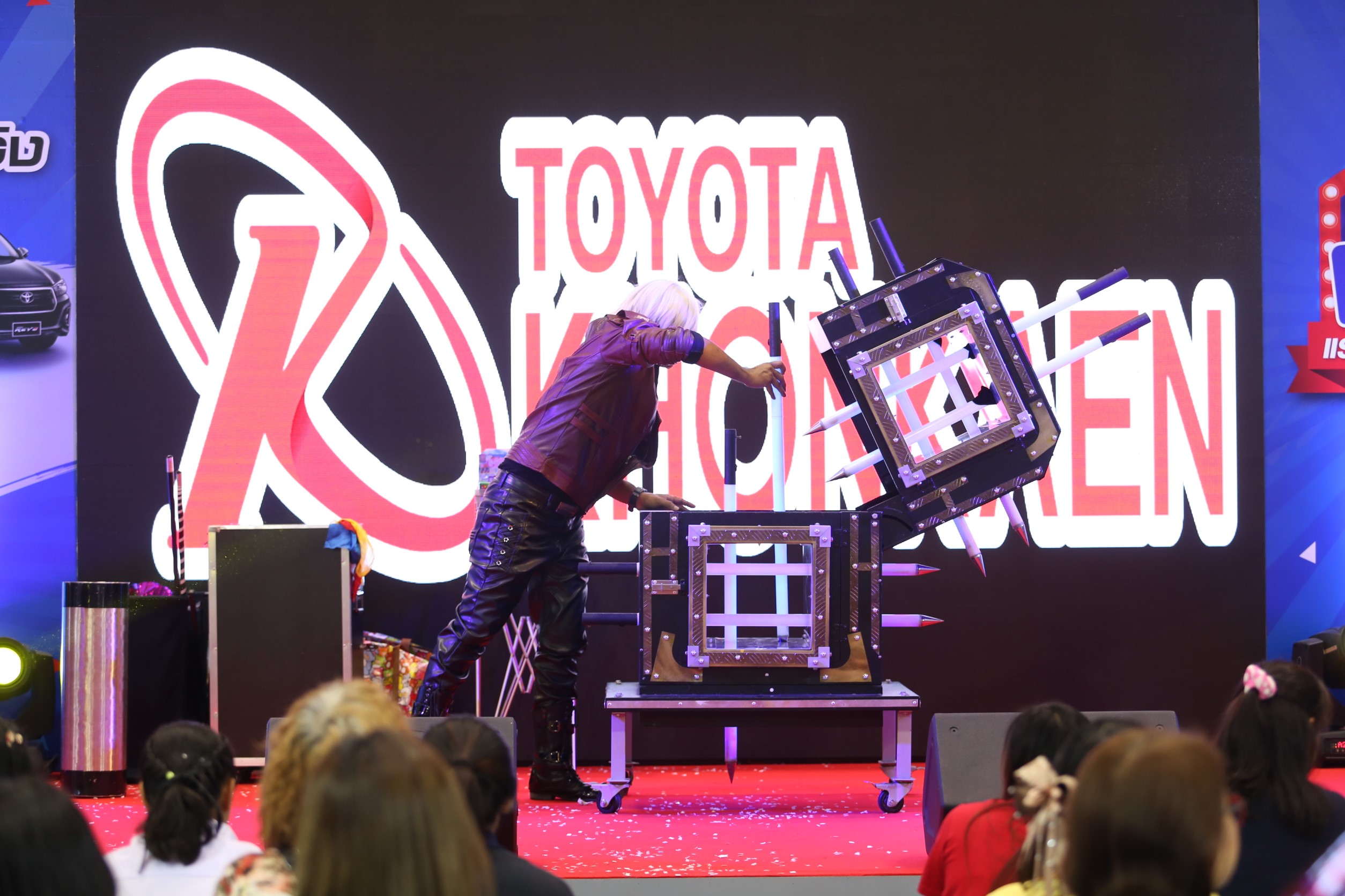 มายากล นักมายากล การแสดง โชว์ Magic Show "งาน HILUX REVO FESTIVAL 2019" 05/07/2562