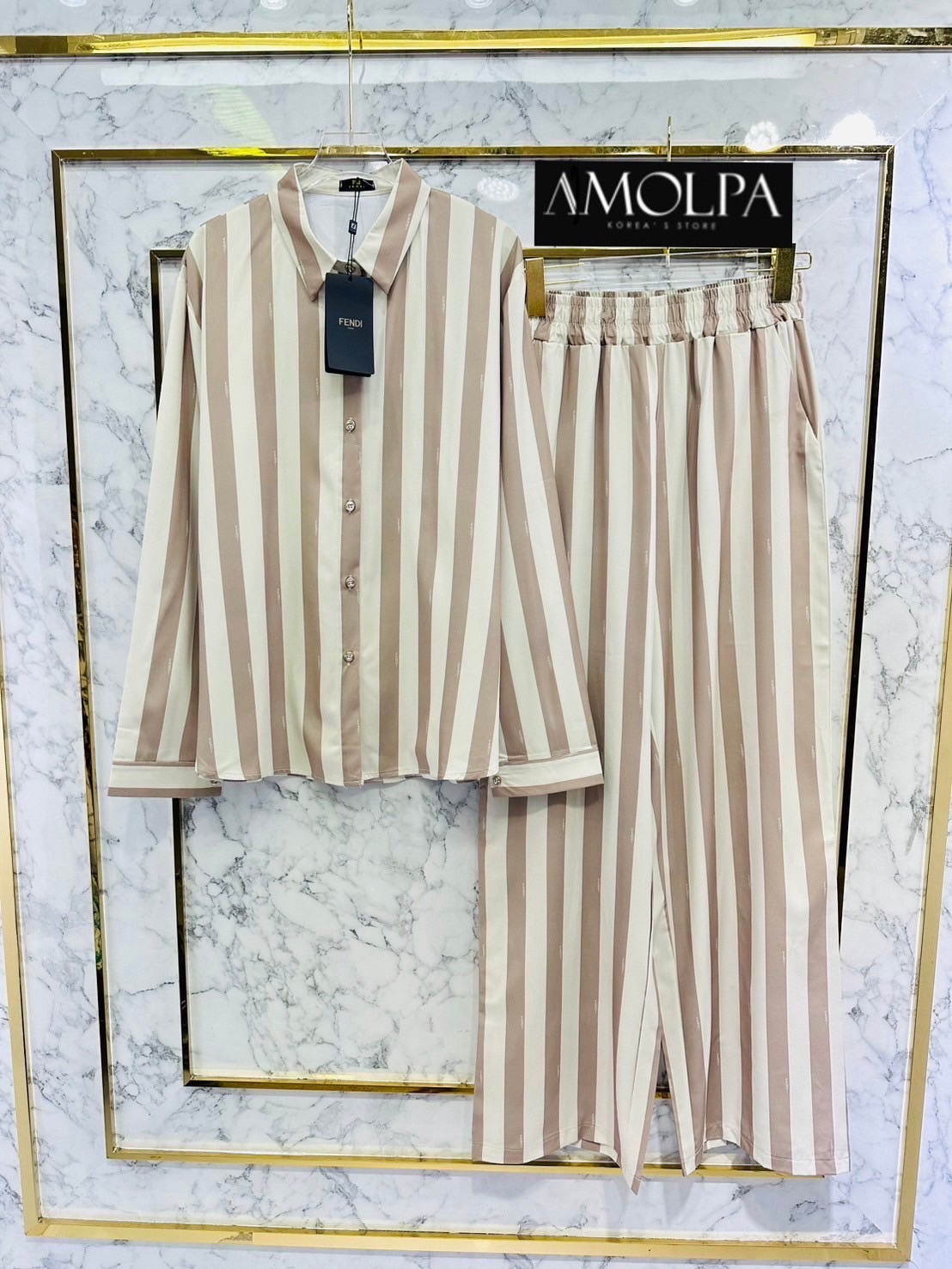 ET PAJAMAS FENDI งาน hiend งานใหม่ ตัวเสื้อเป็นเชิ้ต FENDI เด่นเป็นสง่า มาพร้อมกางเกงขายาว ใส่เข้ากันลงตัว งานน่ารักมาก ผ้าดี๊ดีย์ เนื้อผ้าดีมากๆค่ะค๊าลูกค้า ใส่แล้วเย็นๆ ใส่สบาย : สินค้าคุณภาพ (พร้อมส่ง)