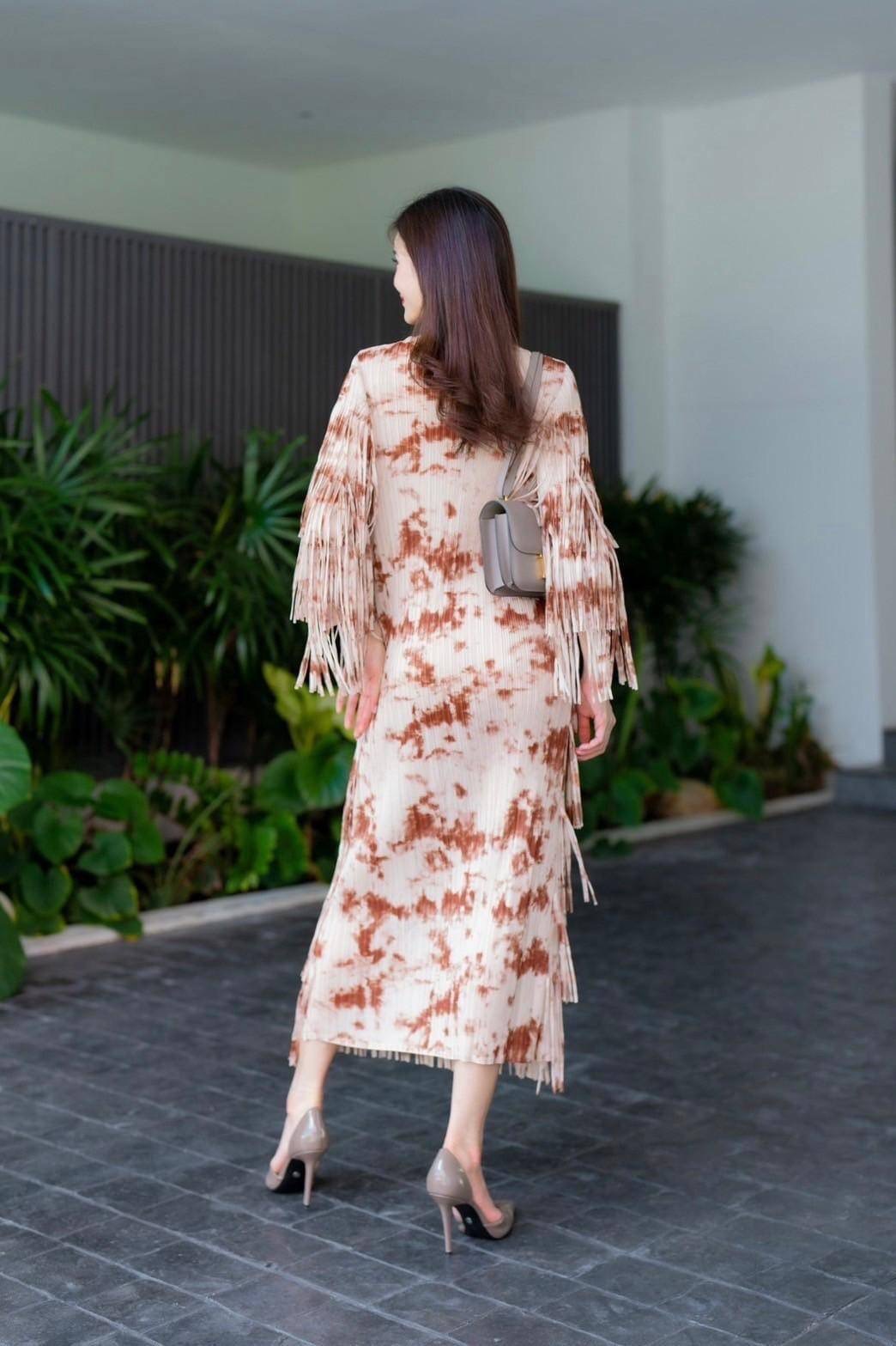 เดรสตัวยาวอัดพลีท ทรงคอกลม ดีเทลแต่งพู่ให้ดูฟรุ๊งฟริ๊งแน่นๆ ทั้งช่วงลำตัว และพิเศษช่วงแขน เพิ่มเข้าไปอี้ก ใส่สบาย : สินค้าคุณภาพ (พร้อมส่ง)