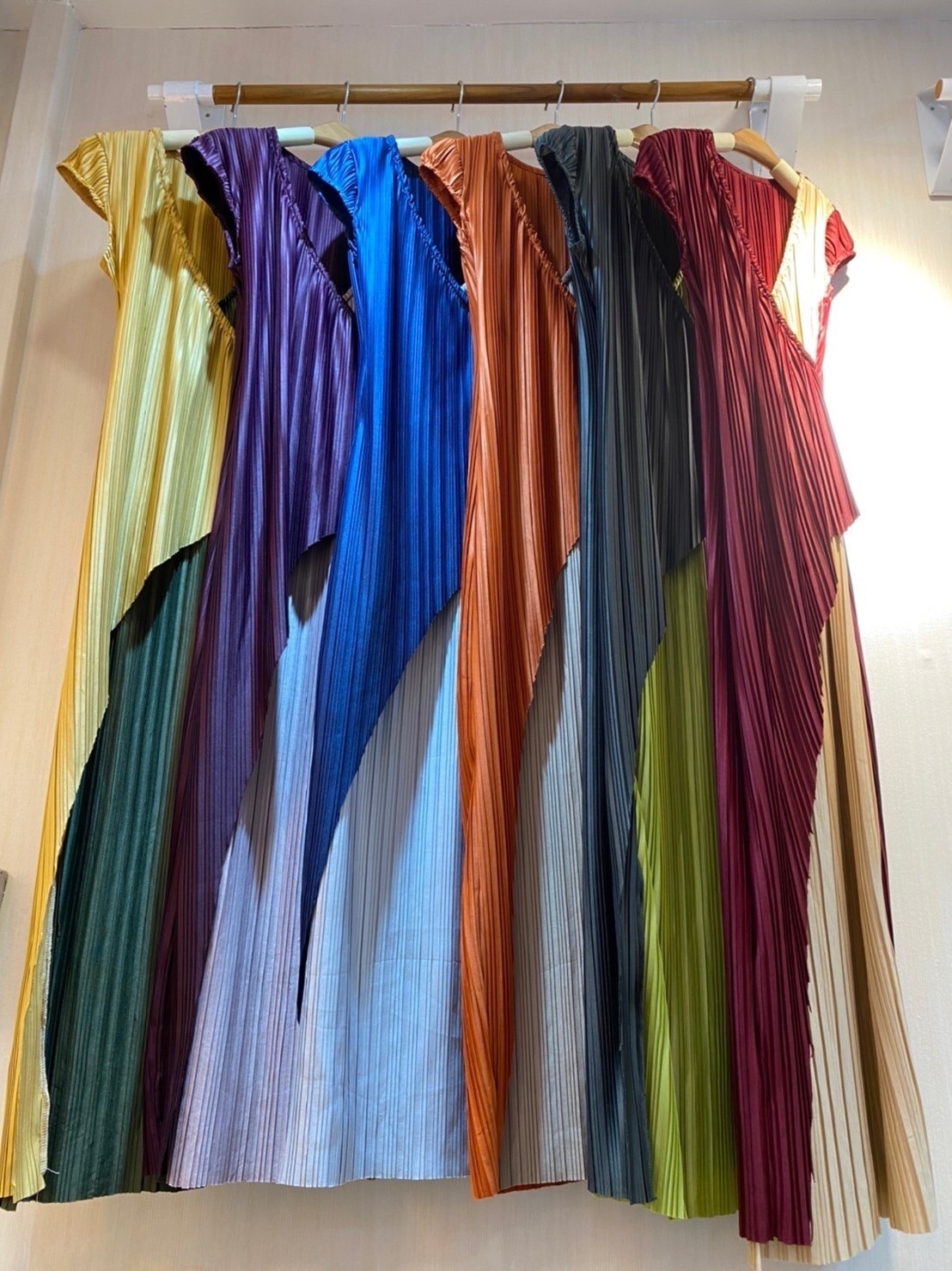 เดรสอัดพลีสแขนครอปตุ๊กตา ทรงคอวี ผ่าด้านข้างเล็กๆ สินค้าคุณภาพ (พร้อมส่ง)