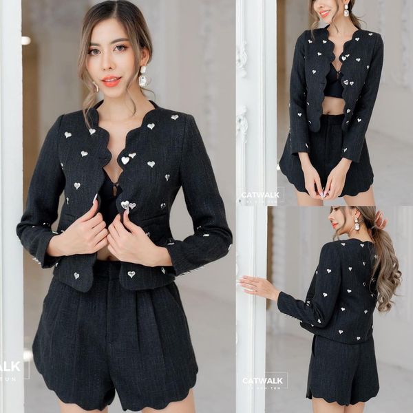 เซตเสื้อคลุมผ้าทวีตชาแนลแต่งหมุดรูปหัวใจ +กางเกงขาสั้นทรงสวย เนื้อผ้าทวีตเกรดเอ ตัวเสื้อ เป็นทรงกึ่งเข้ารูป ขอบเสื้อตัดเย็บเป็นทรงโค้งหยัก ทั้งตัวน่ารักมาก : สินค้าคุณภาพ (พร้อมส่ง)