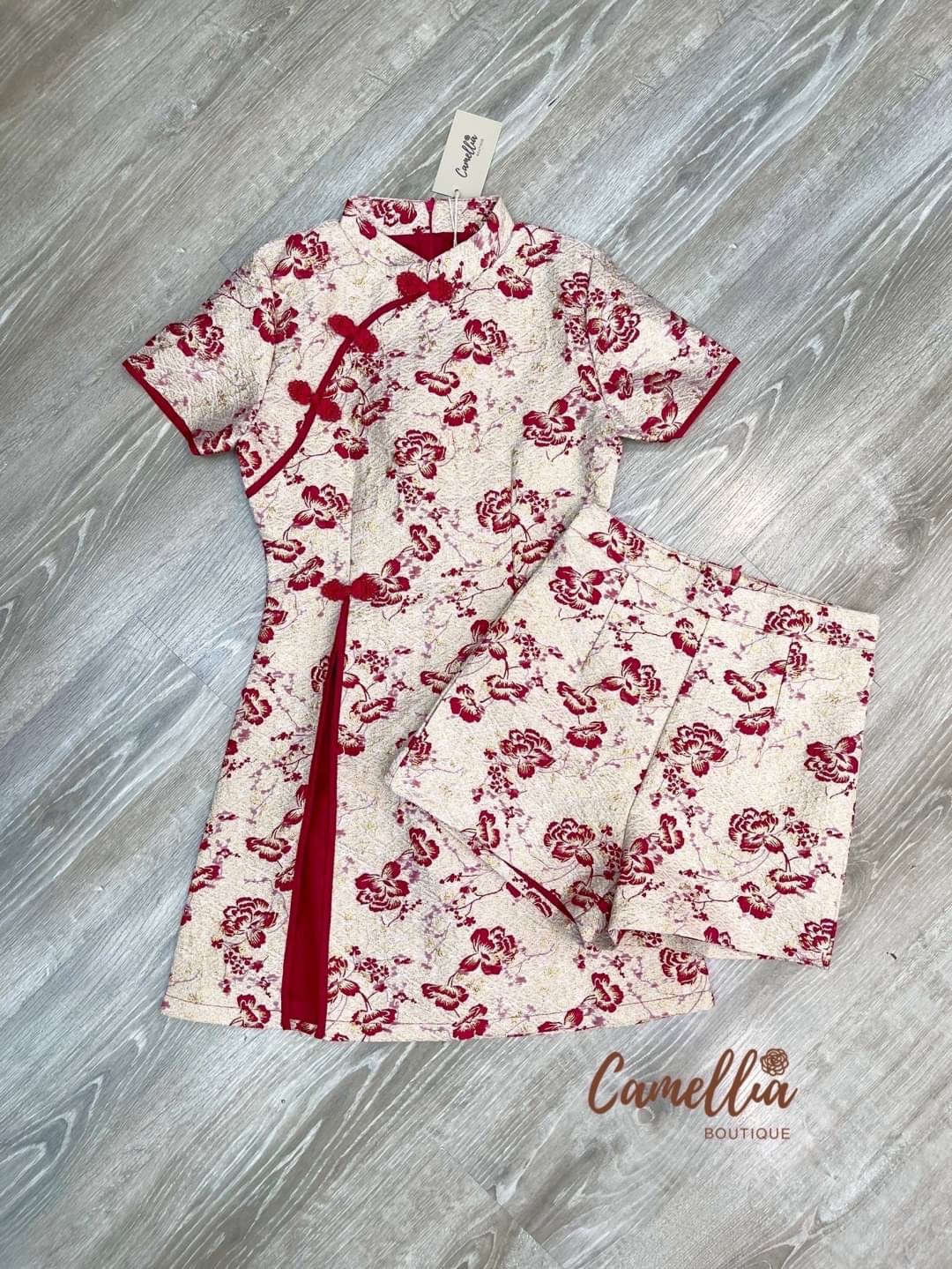 ชุดSet เสื้อกี่เพ้าผ้าทอลายดอกโทนสีแดงทอง แต่งกระดุมสีแดงสวยลงตัวมากคะ + กางเกงขาสั้นลายเข้ากับชุด ใส่สบาย : สินค้าคุณภาพ (พร้อมส่ง)