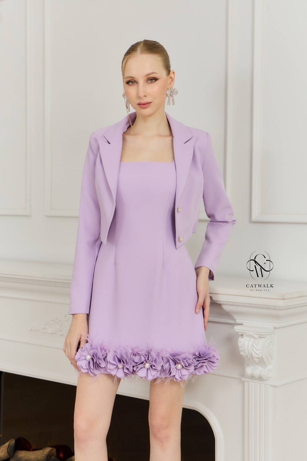 เซตเสื้อครอปสูท+เดรสสายเดี่ยวแต่งดอกไม้แซมด่วยขนนก เนื้อผ้าเกรดเอ ใส่สบาย : สินค้าคุณภาพ (พร้อมส่ง)