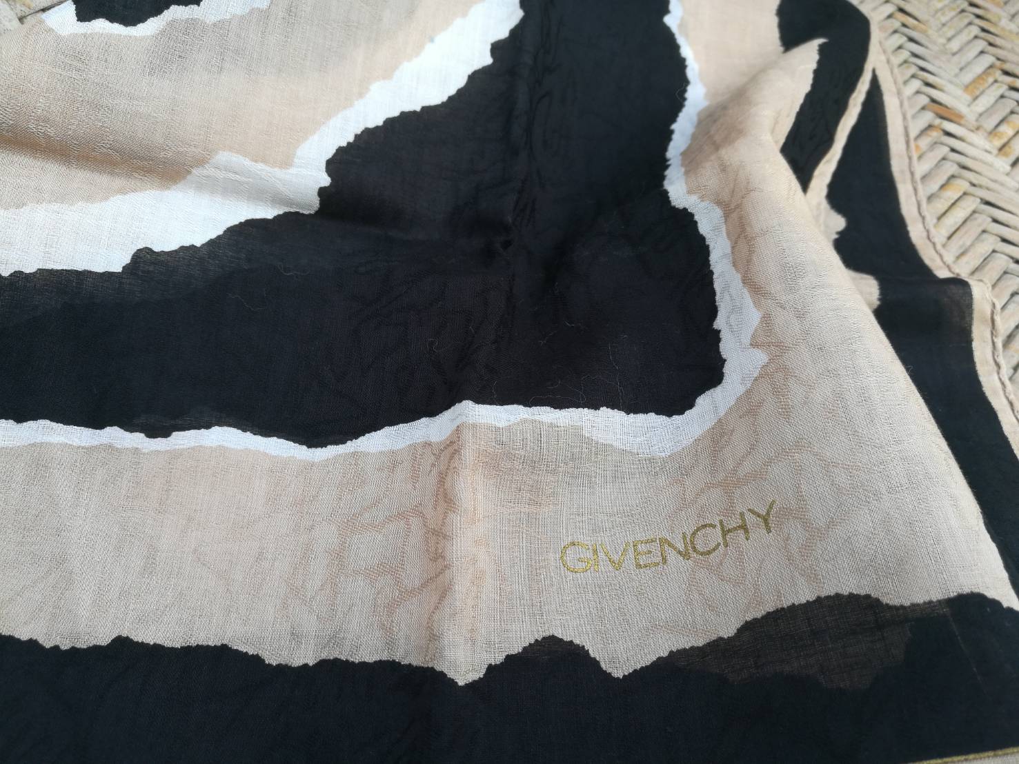 ผ้าเช็ดหน้าแบรนด์เนม GIVENCHY