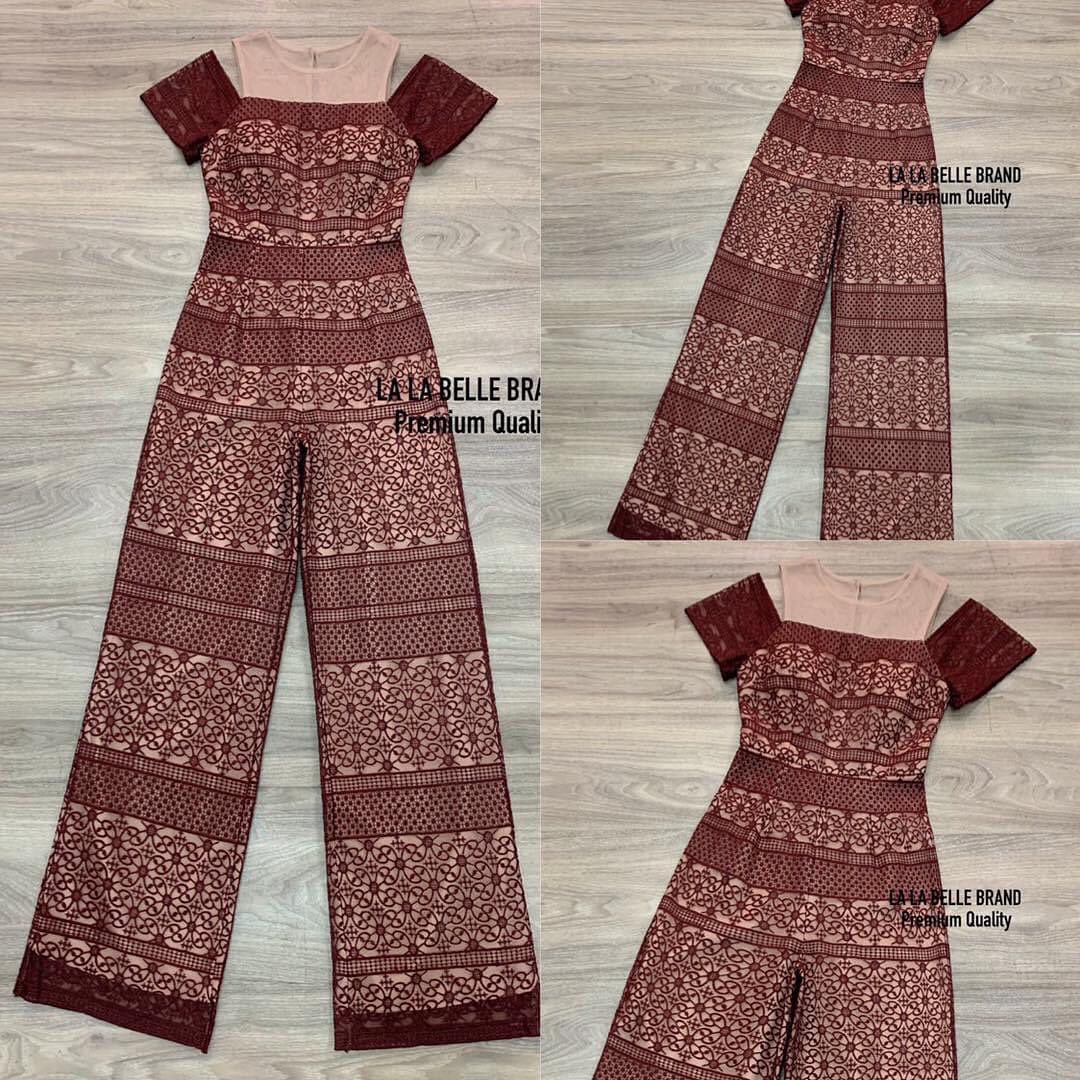 จั้มสูทกางเกงขายาวลูกไม้ปักทั้งชุด ต่อซีทูแขนเปิดไหล่อกเสริมฟองน้ำอย่างดี เอวเข้ารูปกางเกงขายาวมีกนะเป๋ากางเกงซับใน อย่างดีถึงปลายขาทรงสวยมากใส่แล้วดูสูงผอม . สินค้าคุณภาพ (พร้อมส่ง)