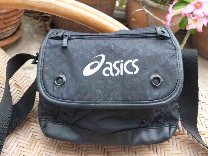 กระเป๋าสะพายใบย่อม asics (ของใหม่)
