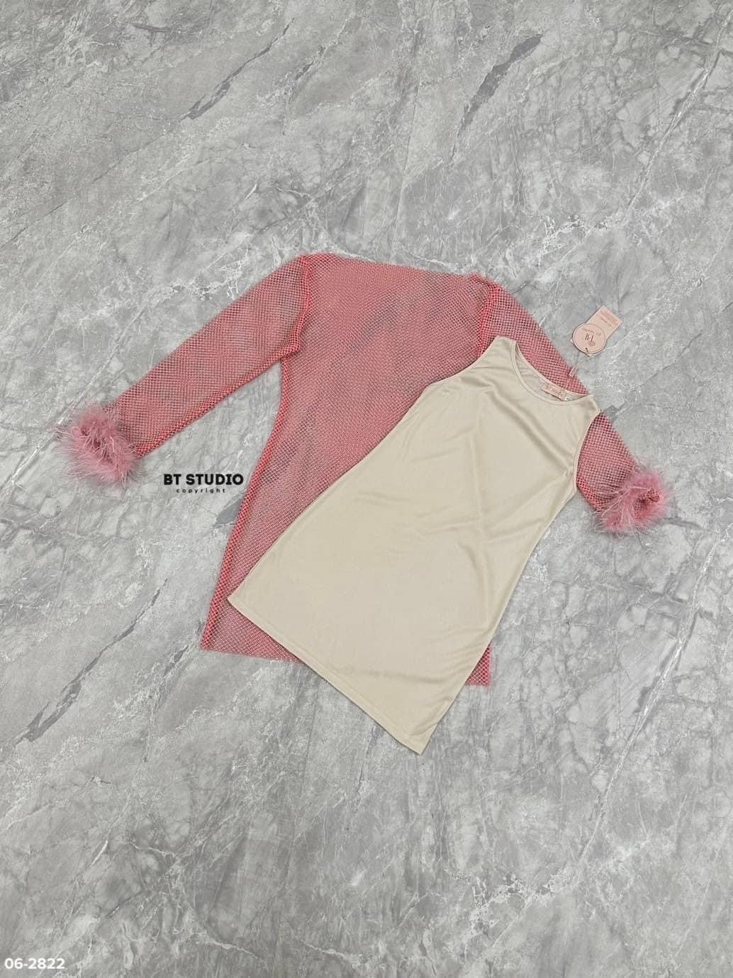 เซท 2 ชิ้น เดรสสั้นแขนยาว เนื้อผ้าตา ข่ายแต่งคริสตัลเม็ดเล็ก ๆ ทุก ๆ ช่อง งานสวยม๊าก ปลายชายแขนแต่งขนฟู ๆ ทั้งสองข้าง มาพร้อม ซับในสีนู๊ดแขนกุด ใส่สบาย : สินค้าคุณภาพ (พร้อมส่ง)