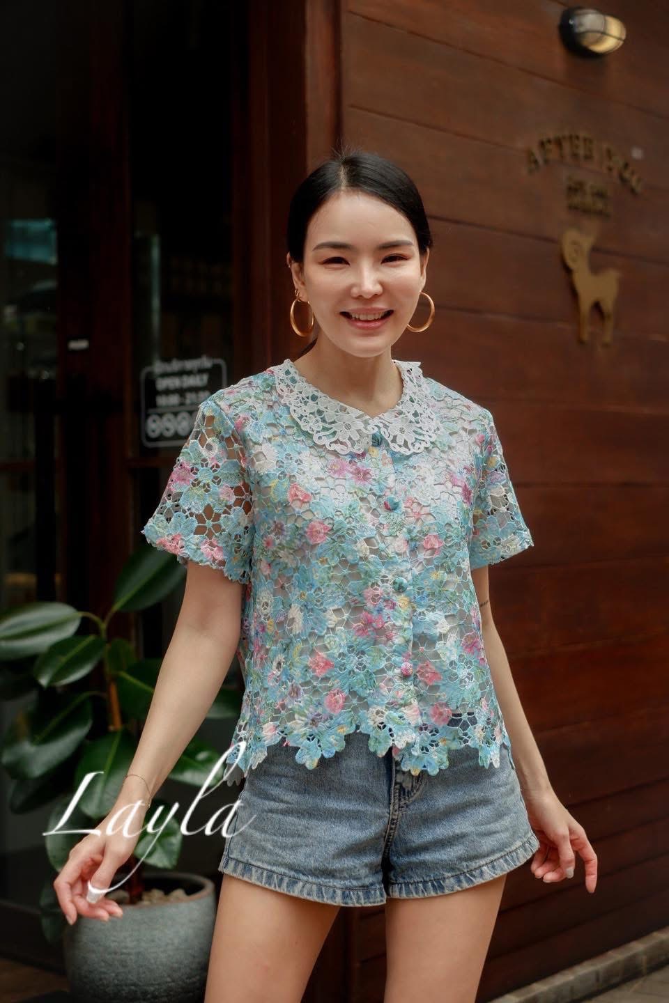 เสื้อเชิ้ตลูกไม้ลายดอกสีหวานๆ คอบัวผ้าลูกไม้สวยๆ งานปั้มกระดุมแบบดีงาม งานมีซับในตัวนะคะ ใส่สบาย : สินค้าคุณภาพ (พร้อมส่ง)