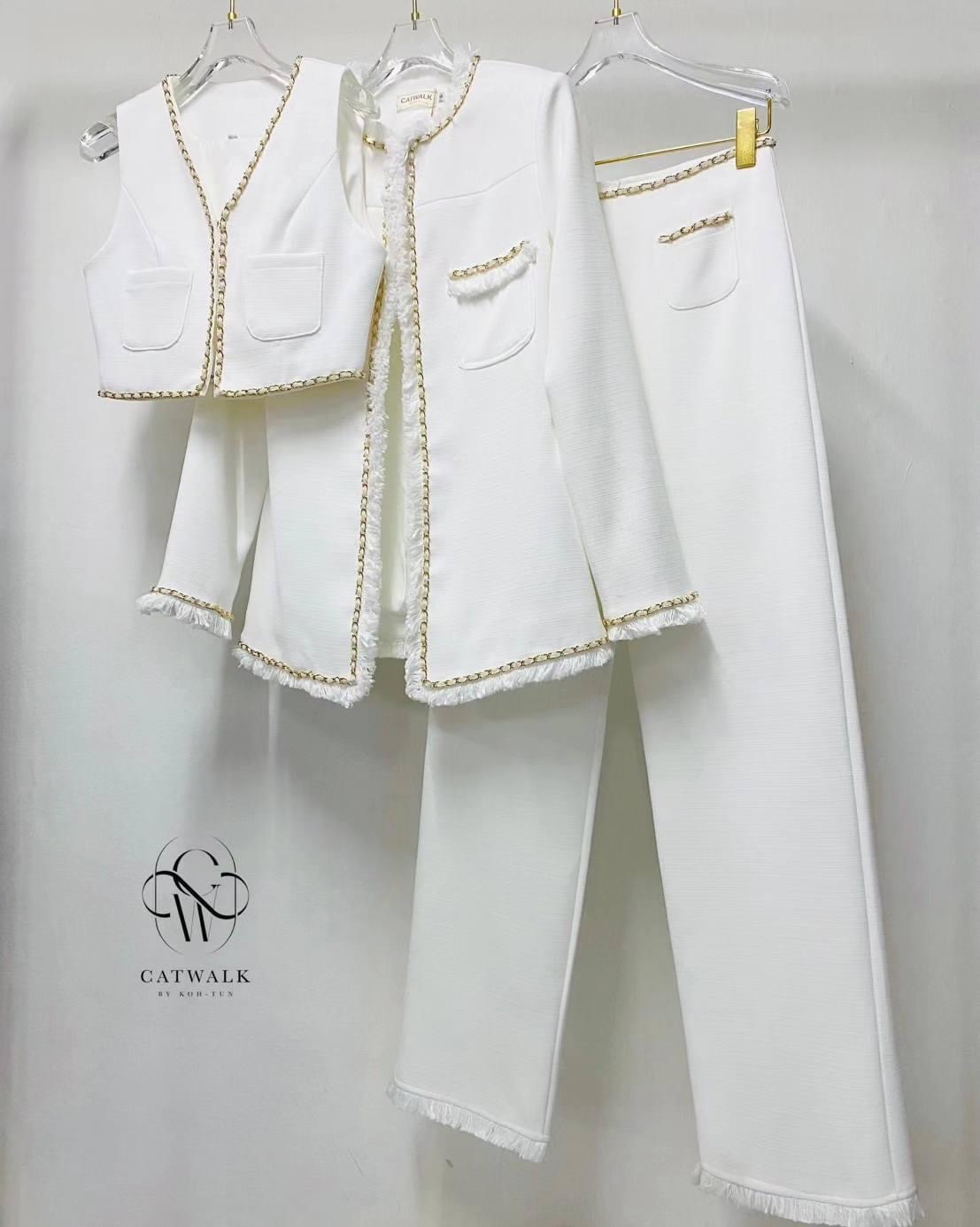 เซต 3 ชิ้น ผ้าทวิตเกรดA แต่งโซ่ทอง ตัวเสื้อกั๊กด้านในเป็นครอปคอวีแขนกุด แต่งขอบด้วยโซ่ทองร้อยริบบิ้นกำมะหยี่สี+เสื้อคลุมทรงกึ่งเข้ารูป+กางเกงเอวสูงทรงขากระบอก สินค้าคุณภาพ (พร้อมส่ง)