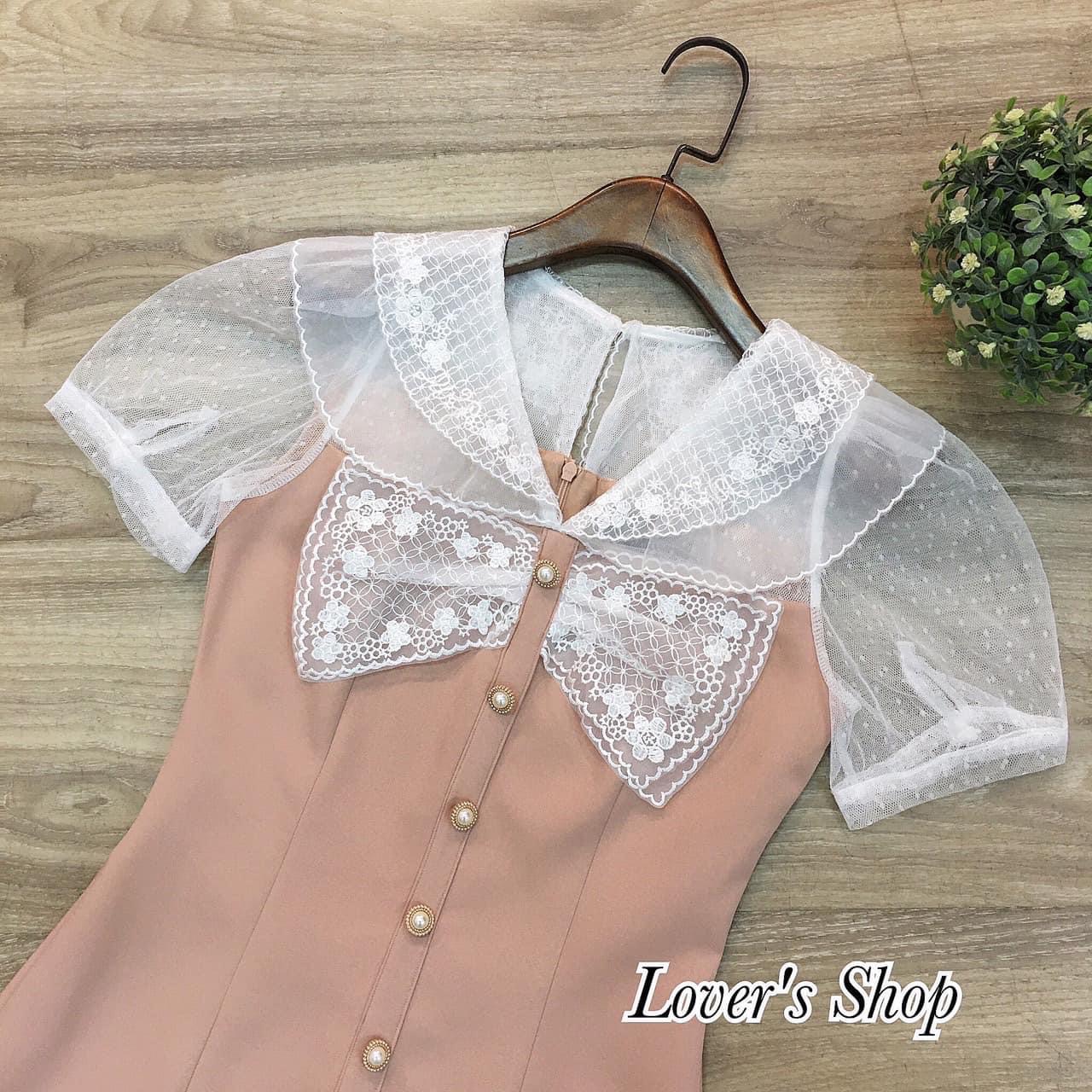 จั้มสูทกางเกงขาสั้น ดีเทลช่วงบนเป็นผ้าลูกไม้เนื้อนุ่ม คอปกน่ารัก ช่วงอกแต่งโบว์ ช่วงกางเกงเป็นผ้าพื้นอัดผ้ากาวอย่างดี สินค้าคุณภาพ (พร้อมส่ง)