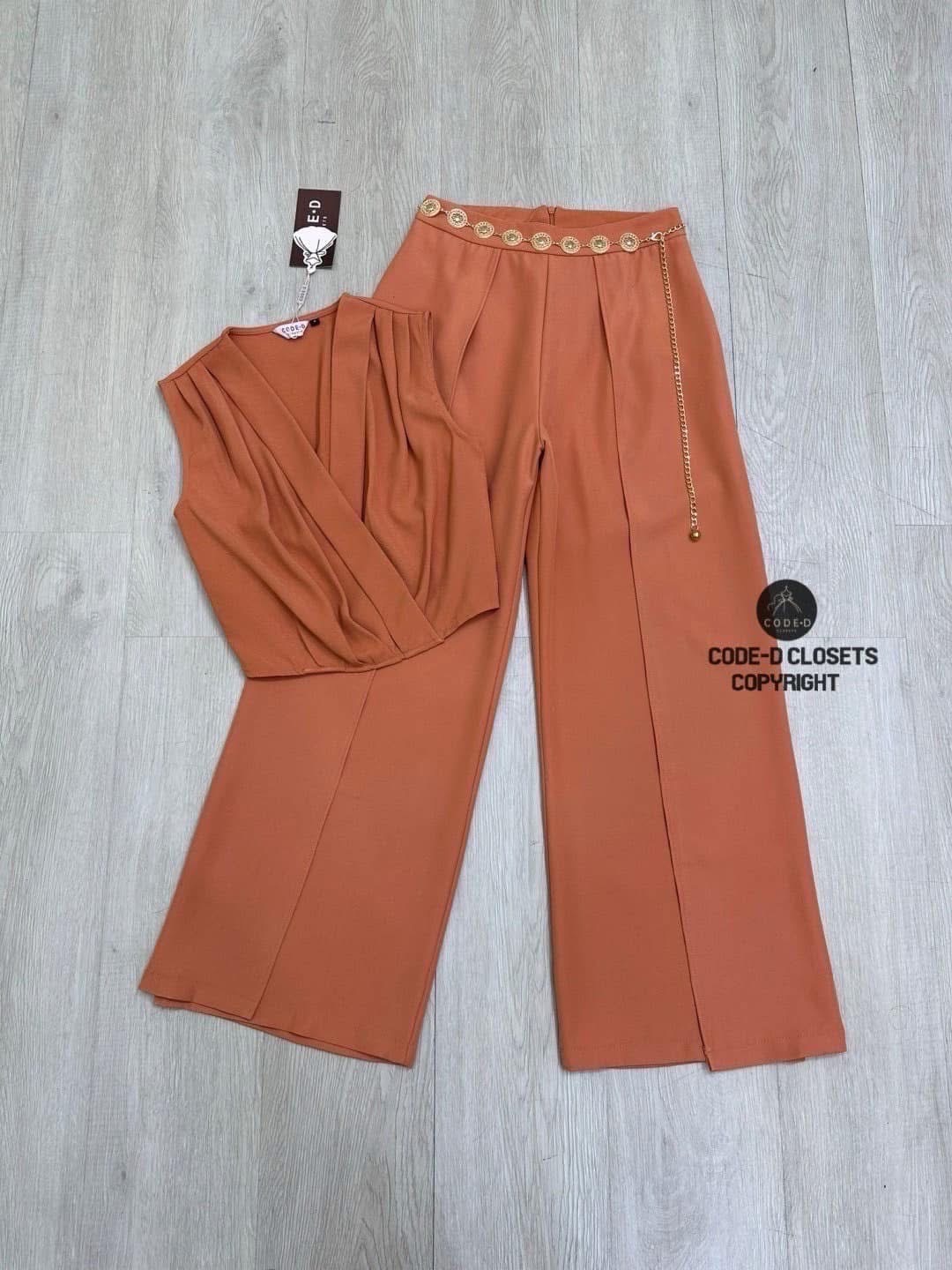 Set 2 ชิ้น สีส้มอิฐเสื้อแขนกุด ดีไซน์คอวีย้วยป้ายหน้า มีซิปข้าง ใส่แม็ทช์ทับใน มาคู่กางเกงขายาวทรงกระบอก ดีเทลเย็บปกผ่า ข้างให้ทรงพริ้วสวย งานซิปหลังเย็บซับใน +เข็มขัดอะไหล่โซ่ทอง ใส่สบาย : สินค้าคุณภาพ (พร้อมส่ง)