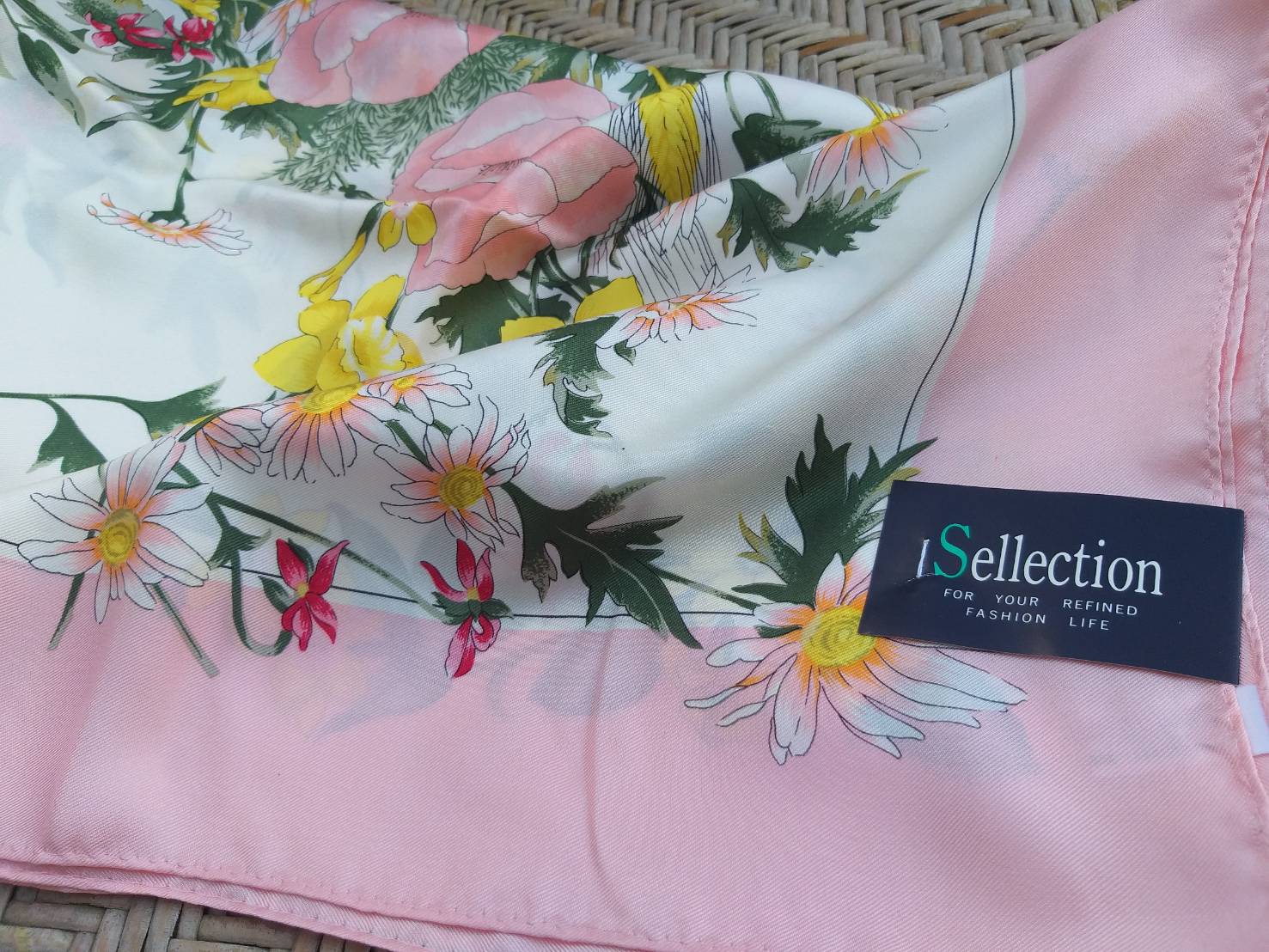 ผ้า silk คลุมไหล่ ผูกคอ สวยมากๆ (ของใหม่)