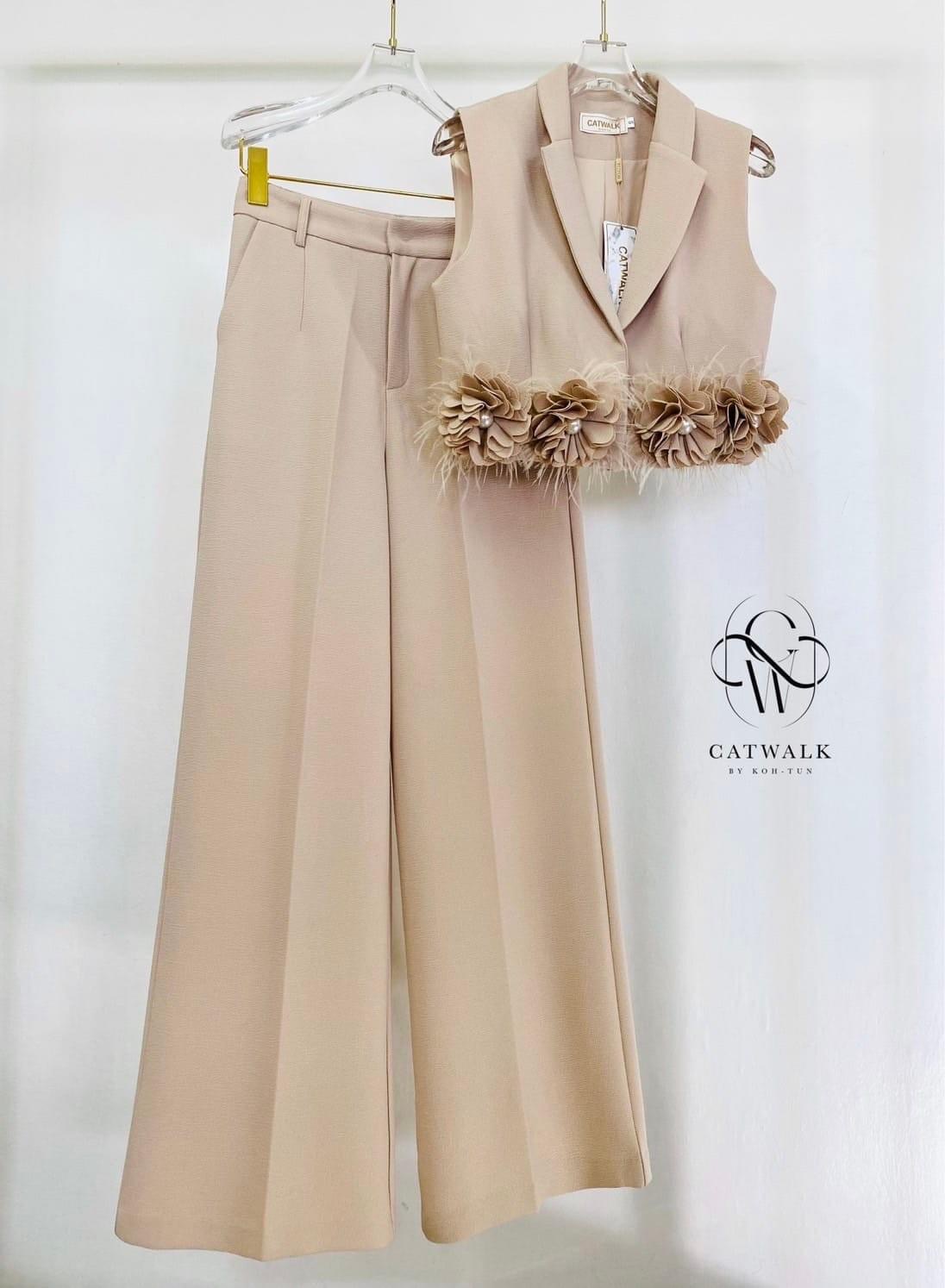 เซตครอปสูทแต่งดอกไม้ขนนกประดับมุก +กางเกงขายาว เอวสูง ทรงสวย เนื้อผ้าเกรดเอ ใส่สบาย สินค้าคุณภาพ (พร้อมส่ง)