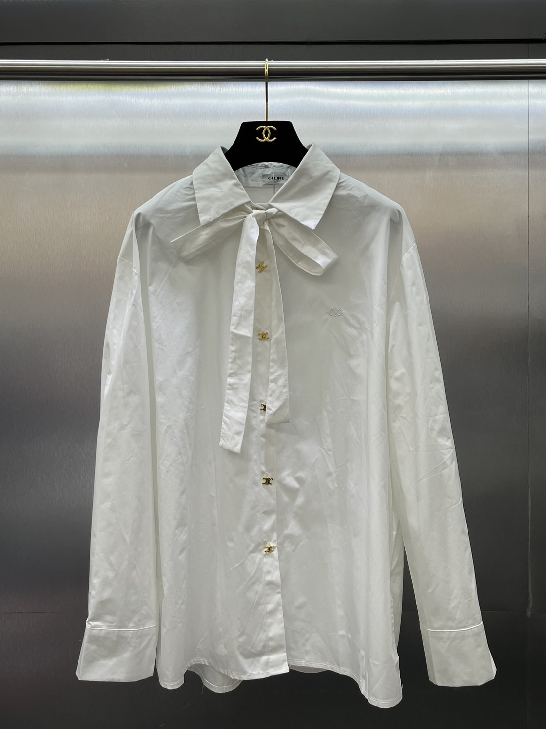 เสื้อเชิ๊ต CELINE งานสวย ผ้าดึมาก แต่งโบว์คอ กระดุมหน้าสีทอง งานสวยเกรดไฮเอ็น : สินค้าคุณภาพ (พร้อมส่ง)