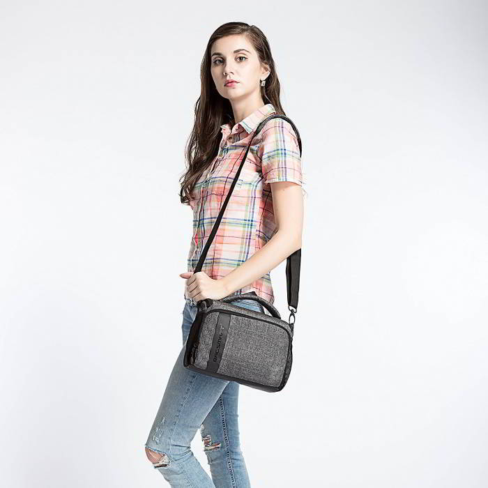 กระเป๋าใส่กล้องถ่ายรูป SLR/DSLR ขนาดกะทัดรัด พร้อมผ้าคลุมกันฝนหรือสิ่งสกปรก (สี Grey) (BAGSMART Compact Camera Shoulder Bag for SLR/DSLR with Waterproof Rain Cover)