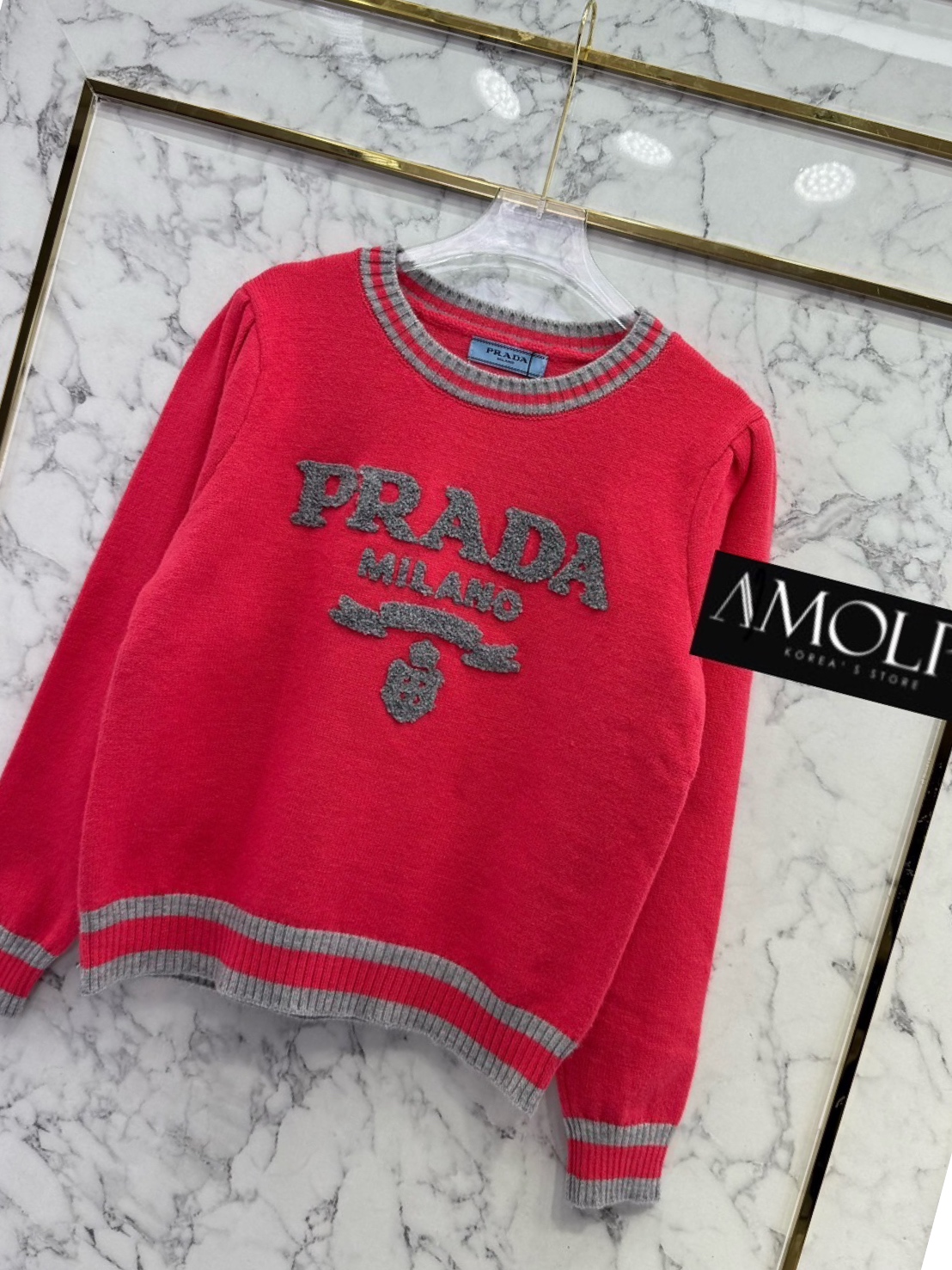 SWEATER PRADA KNIT งาน Hiend ตัวเสื้อเป็นงานไหมพรมระดับหนานุ่มแน่นๆ เนื้องานละเอียดมาก เนื้องานตามช๊อป ชน ช๊อปเลยนะคะ ใส่สบาย : สินค้าคุณภาพ (พร้อมส่ง)