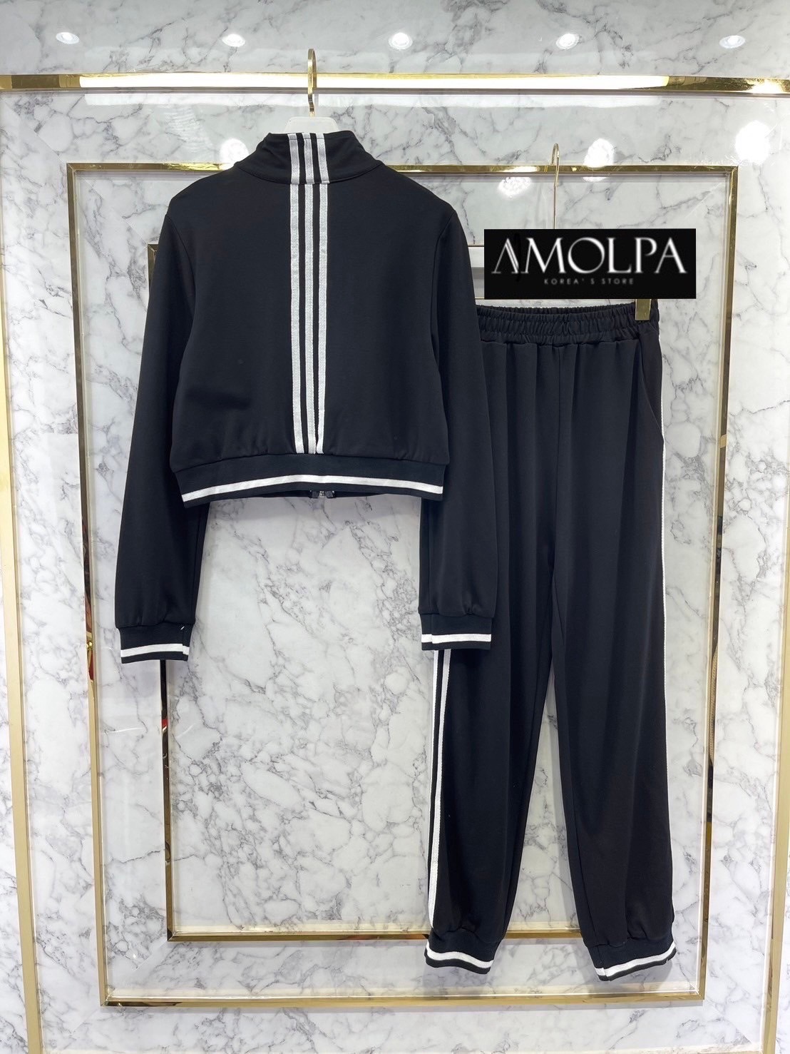 SET งานแบรนด์ แถบข้าง คอลเลคชั่นใหม่ ตัวเสื้อแต่งแถบแขนยาวซิปหน้า ปัก LOGO ที่หน้าอก มาพร้อมกางเกง ผ้าอย่างดี ใส่สบาย สินค้าคุณภาพ (พร้อมส่ง)