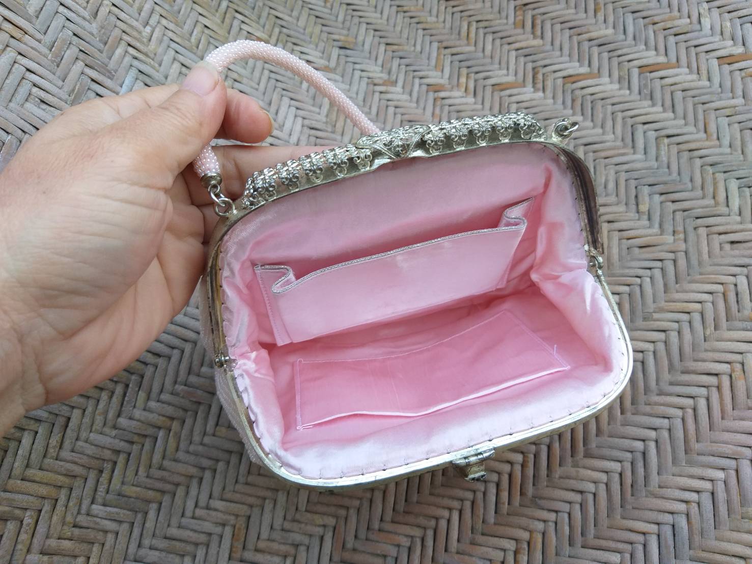 กระเป๋าออกงาน ปักลูกปัดสีชมพูทั้งใบ หวานมากกกก