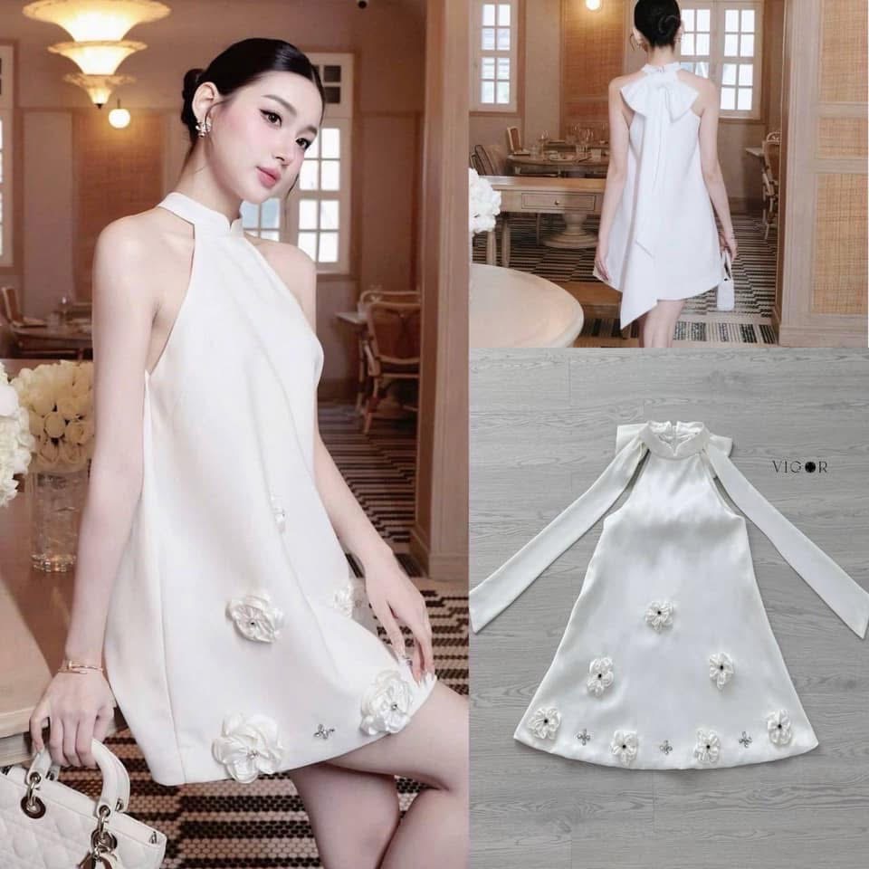 เดรสสั้นสีขาว แขนกุด เป็นคอปีน ด้านหลังตกแต่งด้วยโบว์ผูกสายยาวเพิ่มความน่ารักและเซ็กซี่เบาเบา ใส่สบาย : สินค้าคุณภาพ (พร้อมส่ง)