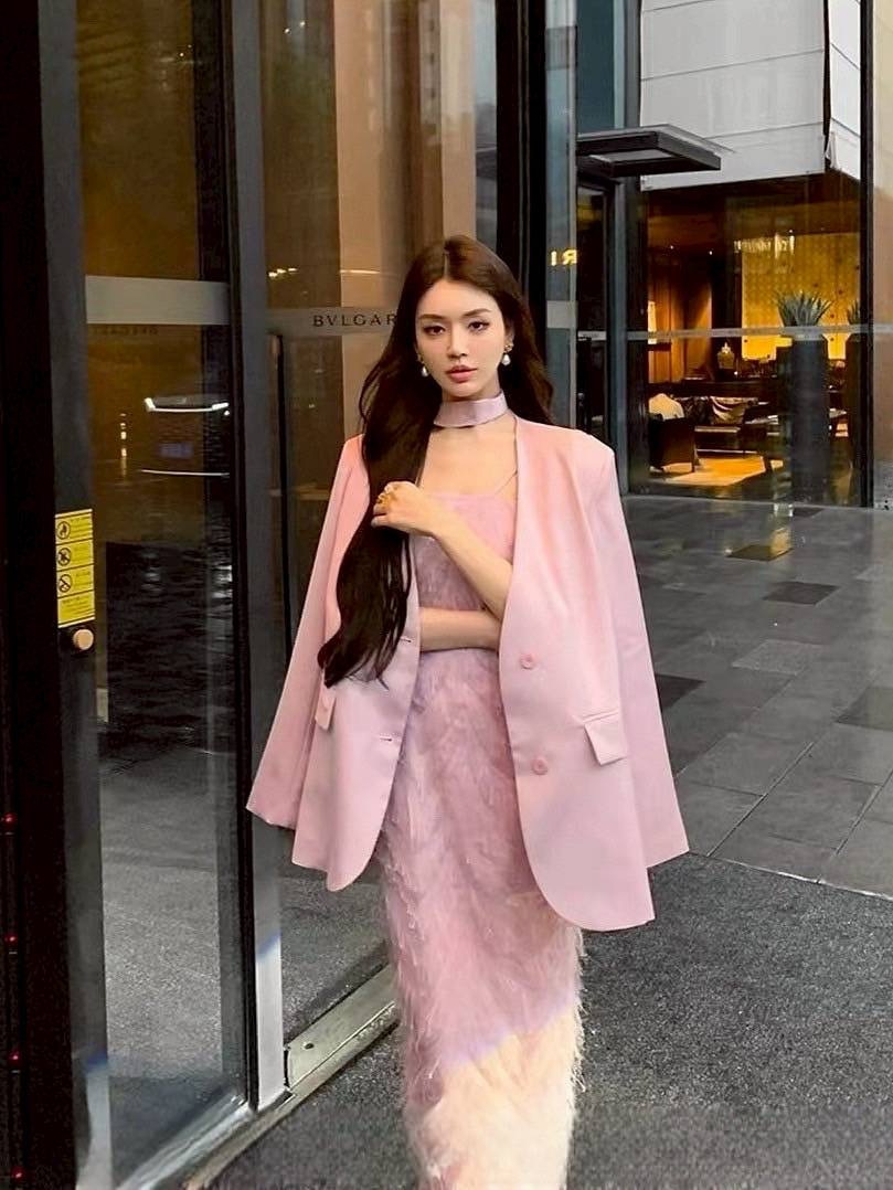 เซ็ตสายเดี่ยวสีชมพูขนนก มาคู่กับเบเซอร์oversize คัทติ้งเป๊ะ และเชือกพาดคอ ใส่สบาย : สินค้าคุณภาพ (พร้อมส่ง)