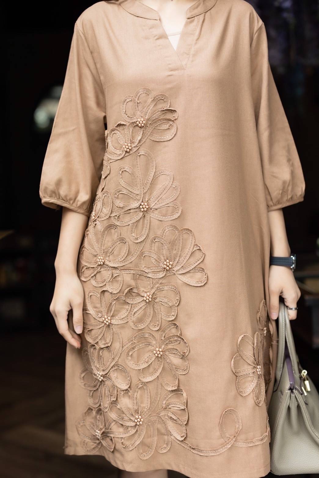 เดรสผ้าฝ้ายลินินเกาหลีทรงเอ มีกระเป๋าซ่อน แต่งด้วยผ้าชิ้นจับวางให้เป็นลวดลายดอกไม้ ตอกมุกสีเดียวกับชุดลงไป ใส่สบาย : สินค้าคุณภาพ (พร้อมส่ง)