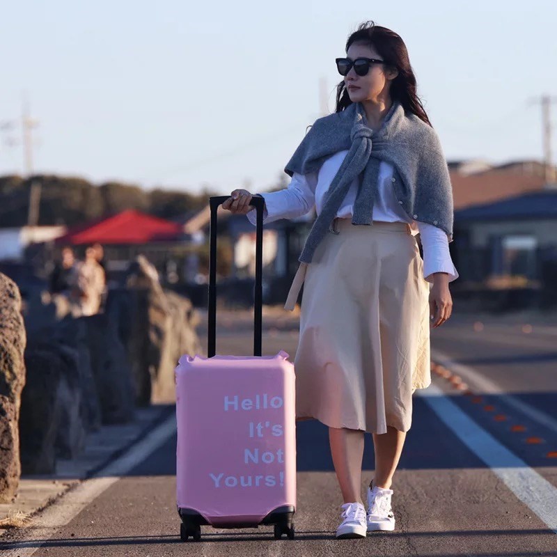 (ผ้ายืด มีลาย ขนาด M) ผ้าคลุมกระเป๋าเดินทาง ขนาด 24 - 26 นิ้ว ผ้ายืดกันน้ำ ก้นกระดุม กันรอยขีดข่วน มี 4 สีให้เลือก