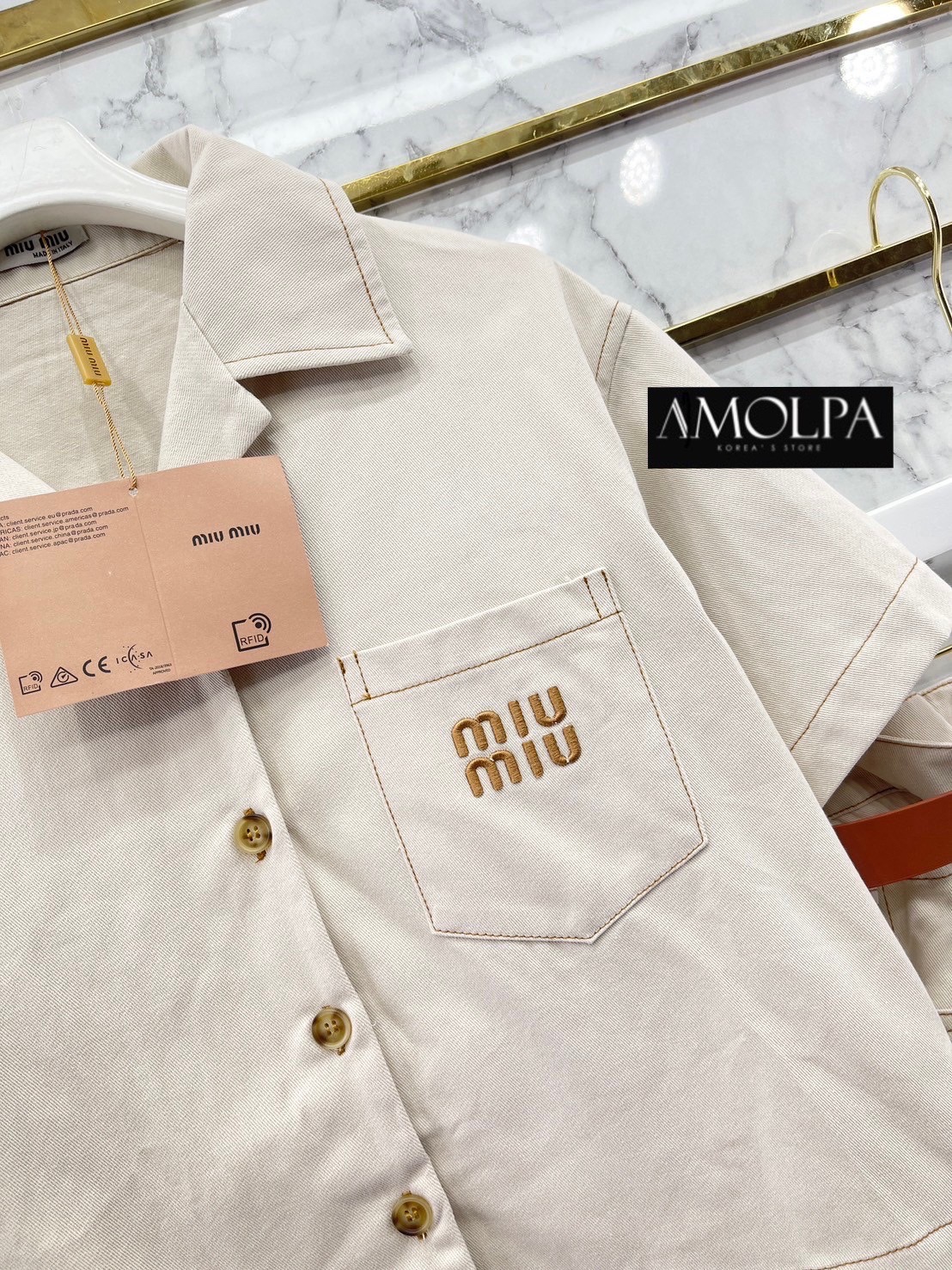 SET MIU MIU WITH BELT งานใหม่ 2024SS ตัวเสื้อเป็นเชิ้ต MIU MIU แขนสั้น ปักMIUMIUที่หน้าอก มาพร้อมกางเกงขาสั้น ใส่เข้ากันลงตัว + BELT ให้อีก 1 เส้น สินค้าคุณภาพ (พร้อมส่ง)