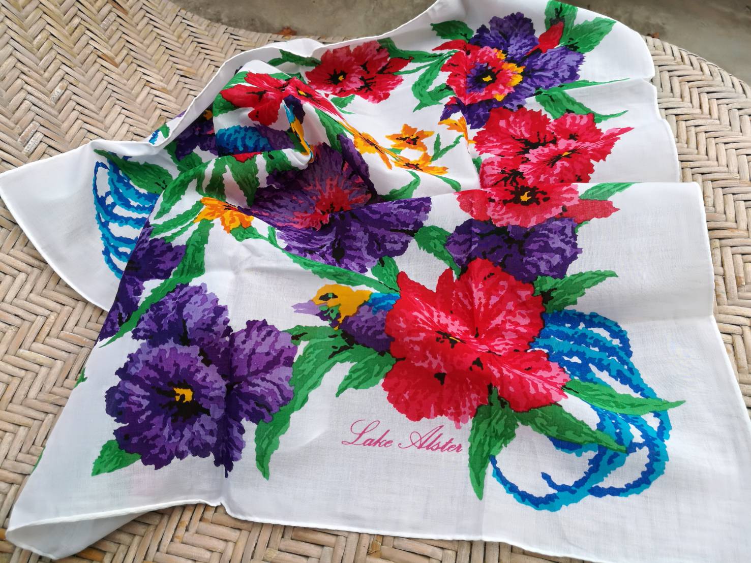 ผ้าเช็ดหน้าลายดอกไม้ สวยมาก สีสุดแจ่ม ผืนใหญ่