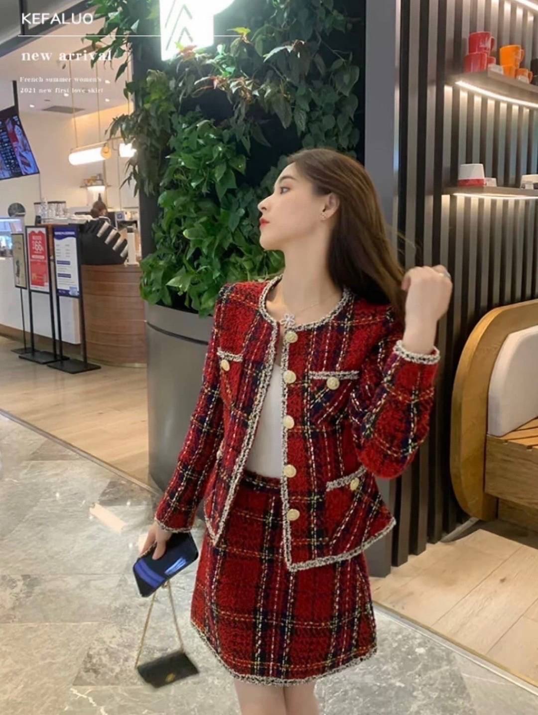 เซ็ตผ้าทวิสลายสก็อตสีแดงน่ารักๆ มาคู่กับกระโปรงสอบตัวสั้นเข้าเซ็ต เหมาะกับ ช่วงเทศกาลมากๆค่า ใส่สบาย : สินค้าคุณภาพ (พร้อมส่ง)