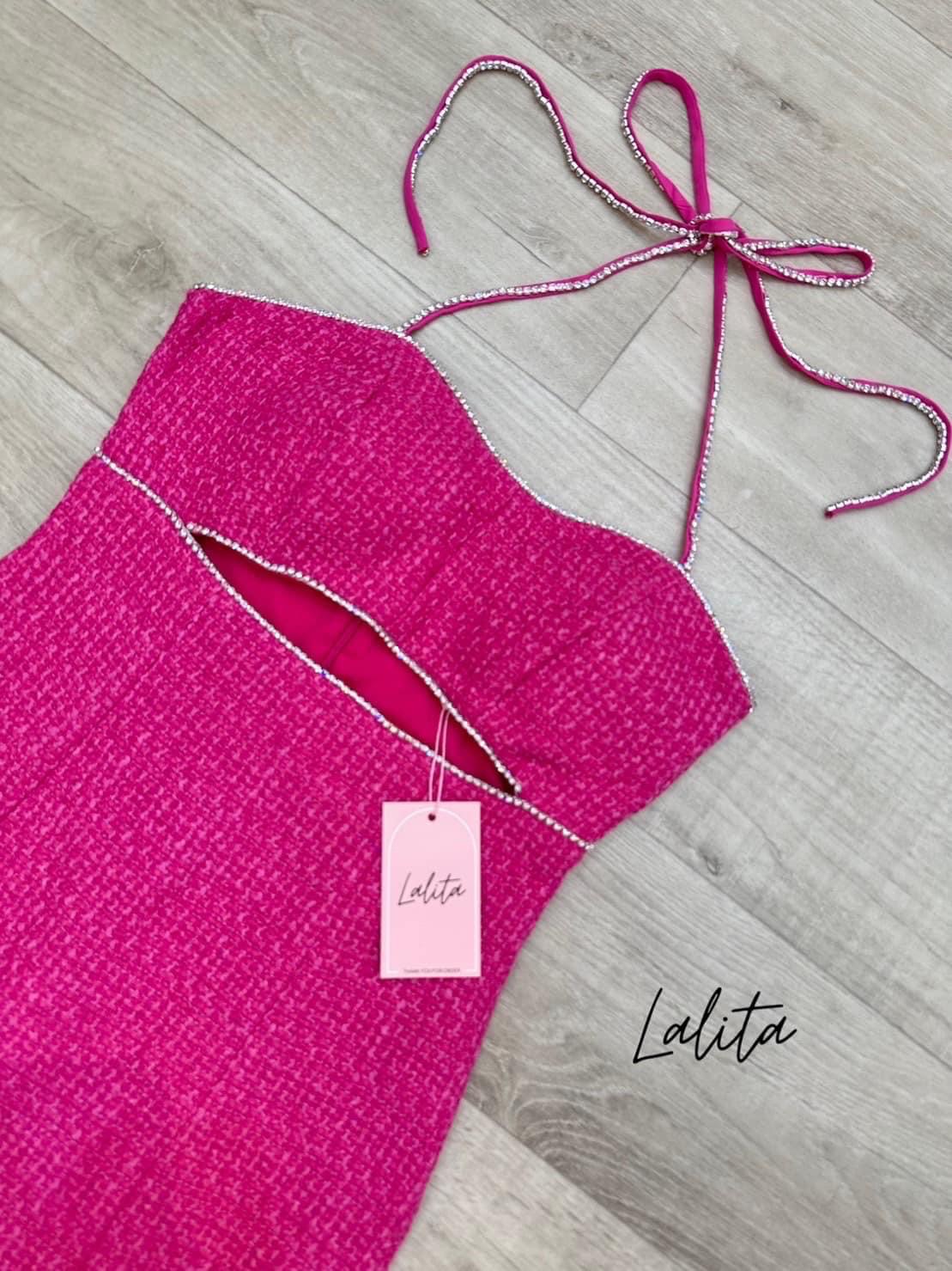 Dress เดรสสายเดี่ยวเพชร ใช้ผ้าทวิตทรงสอบ เว้าเอวเล็กน้อย เซ็กซี่เบาๆ ปลายกระโปรงแต่งขนนก ฟรุ้งฟริ้งมากค่ะ ผ้าดีมาก ทรงสวยมาก สินค้าคุณภาพ (พร้อมส่ง)