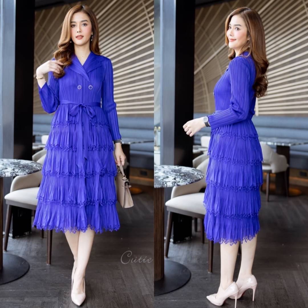 เดรสผ้าอัดพลีท มาพร้อมงานฉลุที่ปลาย กระโปรง งานแต่งดีเทลด้วยพู่เป็นชั้นๆ ปกคอเทเลอร์ มาพร้อมเชือกผูก ชุดยืดหยุ่น ได้ทั้งตัว ทรงชุดเข้ารูป ใส่แล้วดูดี งานสวย เรียบหรูค่ะ ใส่สบาย สินค้าคุณภาพ (พร้อมส่ง)