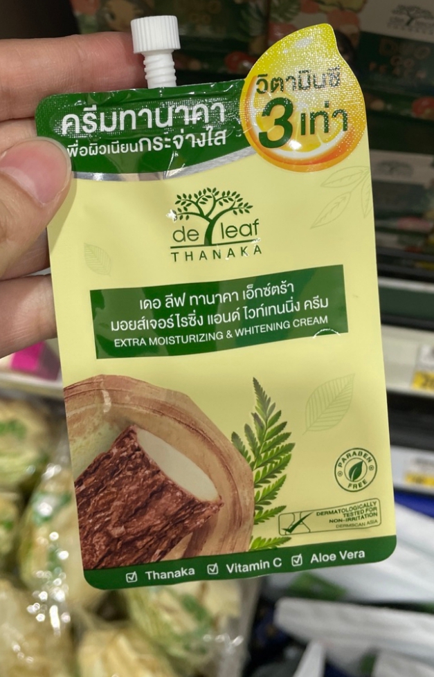 เดอลีฟ ทานาคา (เพิ่มวิตามินซี 3 เท่า) เอ็กตร้า มอยส์เจอร์ไรซิ่ง แอนด์ไวท์เทนนิ่งครีม (De Leaf Thanaka) (แบบซอง ขนาด 7 กรัม) ► ทานาคาคือสมุนไพรหน้าสวย ที่สาวพม่าขาดไม่ได้ ใช้กันทั่วประเทศ ลดสิว ฝ้า กระ จุดด่างดำ รอยเหี่ยวย่น เผยผิวขาวใส กระชับผิวให้เนียนเร