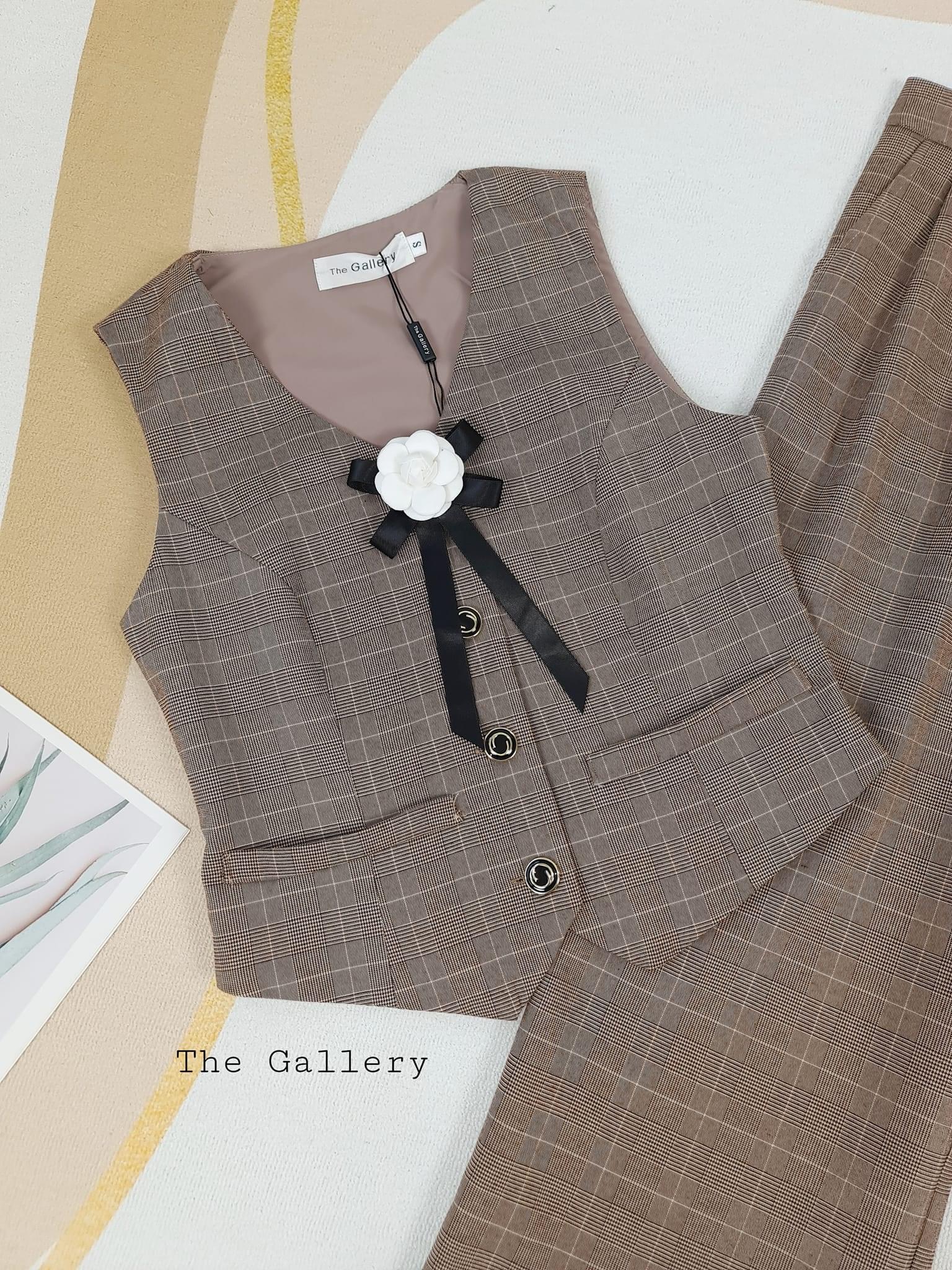 ชุดset3ชิ้น พร้อมเข็มกลัดดอกไม้ เสื้อและกางเกงขายาวลายสก็อต เนื้อผ้าพรีเมี่ยมสุดๆ ใส่สบาย สินค้าคุณภาพ (พร้อมส่ง)