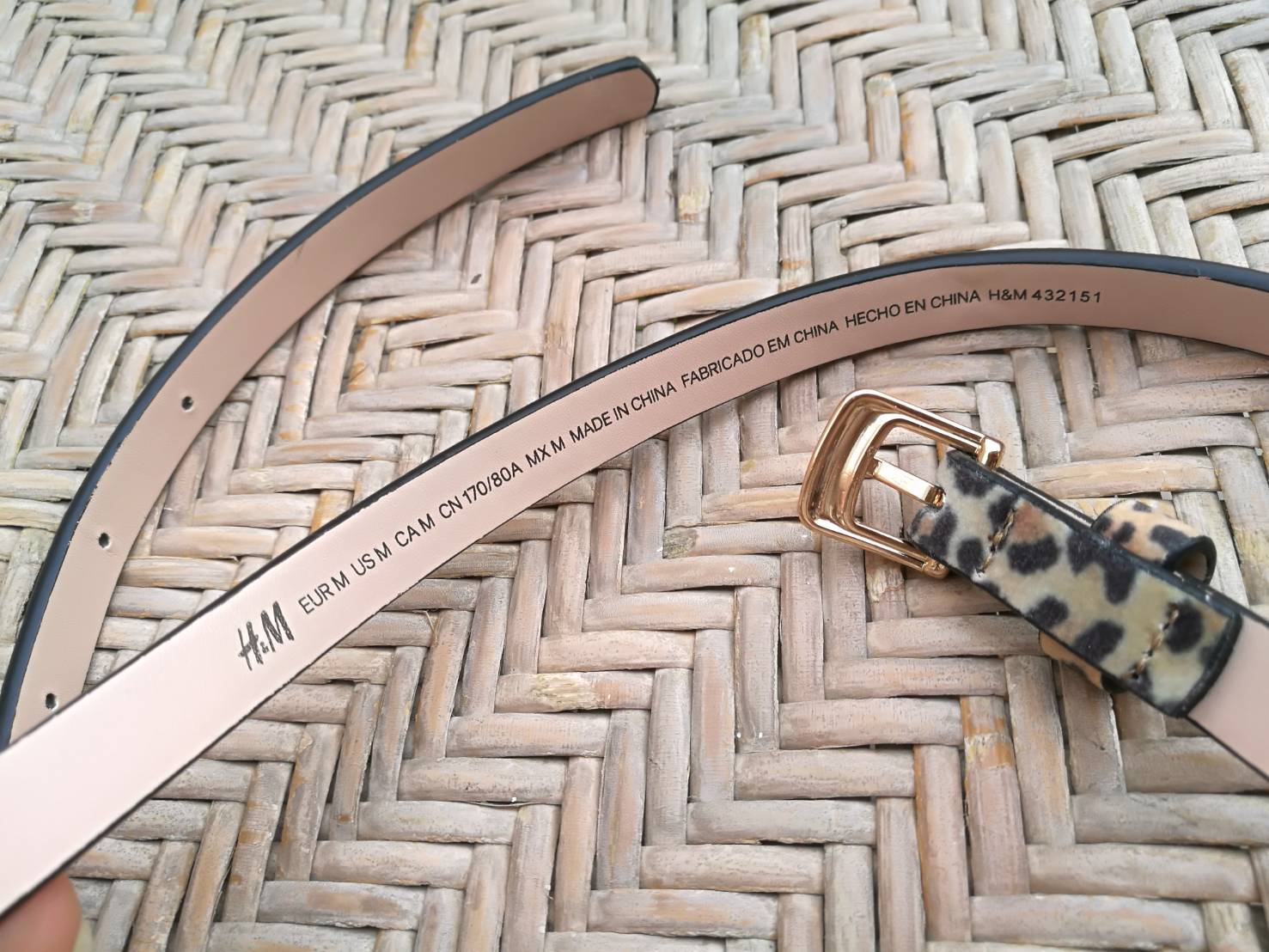 เข็มขัดหนังลายเสือ H&M เส้นเล็กๆ สวยน่ารักมาก