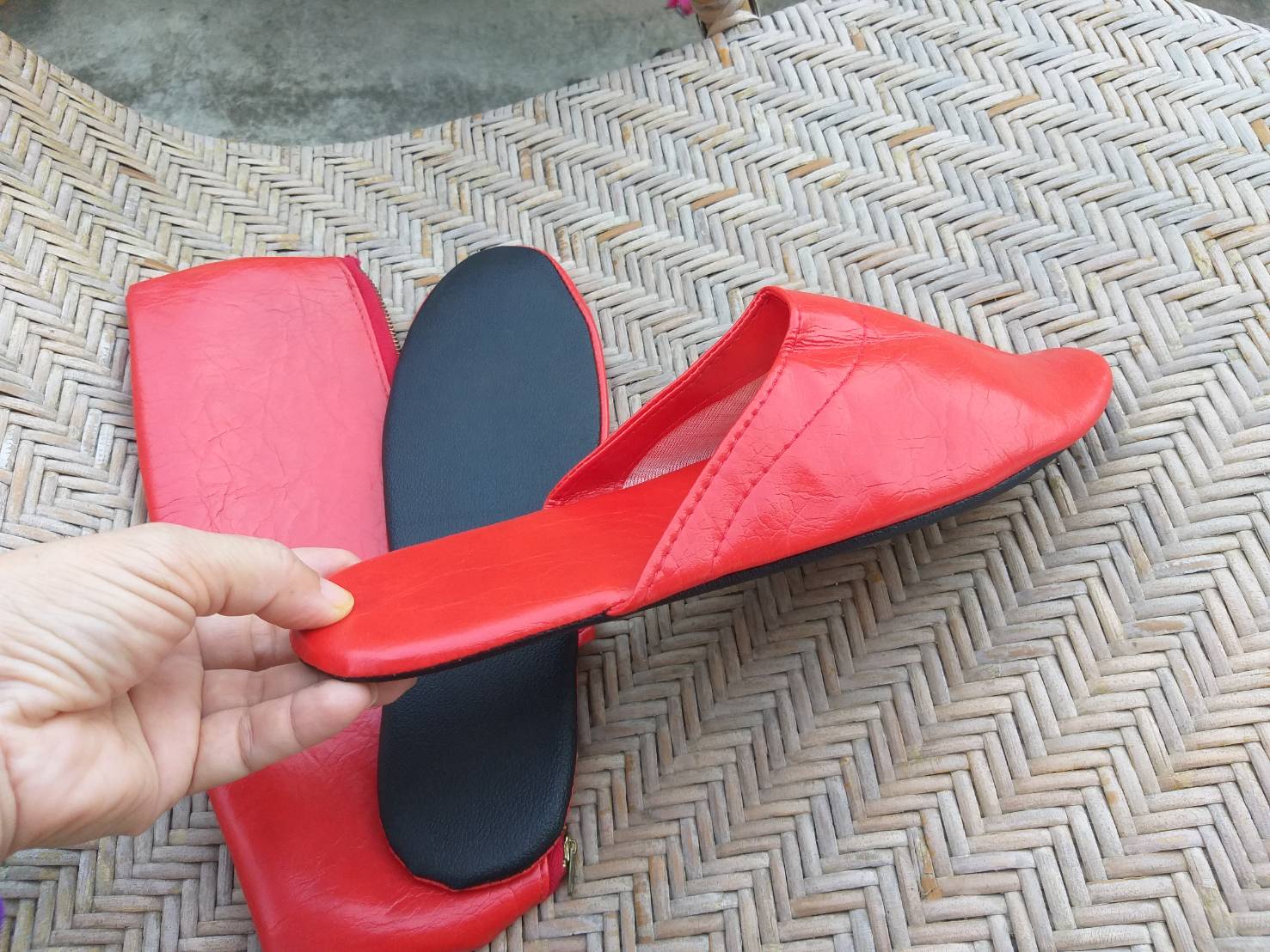 รองเท้าใส่เดินในบ้าน พร้อมซองหนังอย่างดี