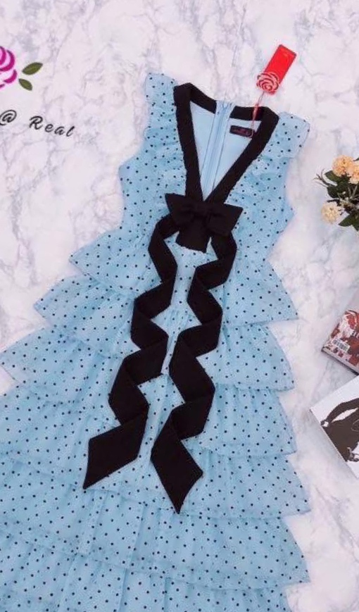 เดรสตัวยาว แขนกุด เนื้อผ้าลายจุด อกเย็บโบว์สีดำ ซิปหลัง ตัวเดรสเย็บระบายเป็นชั้นๆทั้งชุด ใส่สบาย : สินค้าคุณภาพ (พร้อมส่ง)