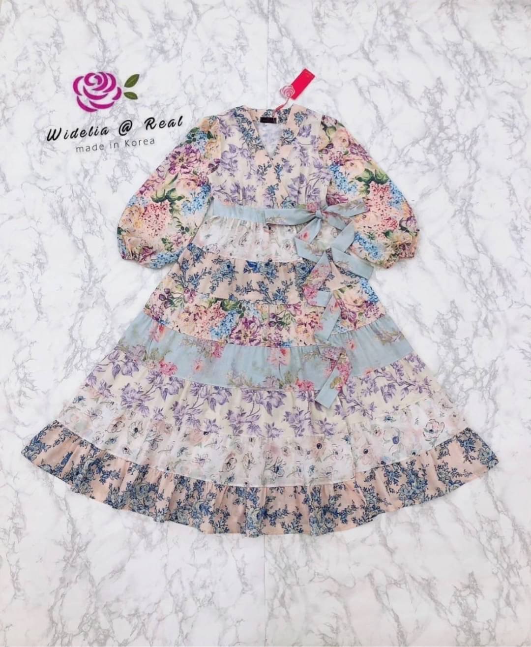 Dress :: เดรสตัวยาวสวยทรงดี คอวีเก๋ ท่อนแขนพองเป็นทรงสวย ทรงป้ายไขว้ผูกโบเอวเพิ่มความกระชับ เดรสทรงเอบานพริ้วสวย ใส่สบาย สินค้าคุณภาพ (พร้อมส่ง)