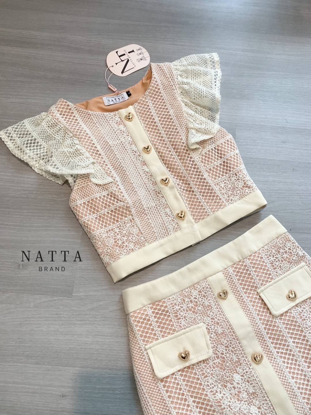 ชุด Set ผ้าลูกไม้อย่างดี เสื้อแต่ง ดีเทลแขน เพิ่มความน่ารักด้วย กระดุมหัวใจ มาพร้อมกระโปรง งานผ้าลูกไม้ สินค้าคุณภาพ (พร้อมส่ง)