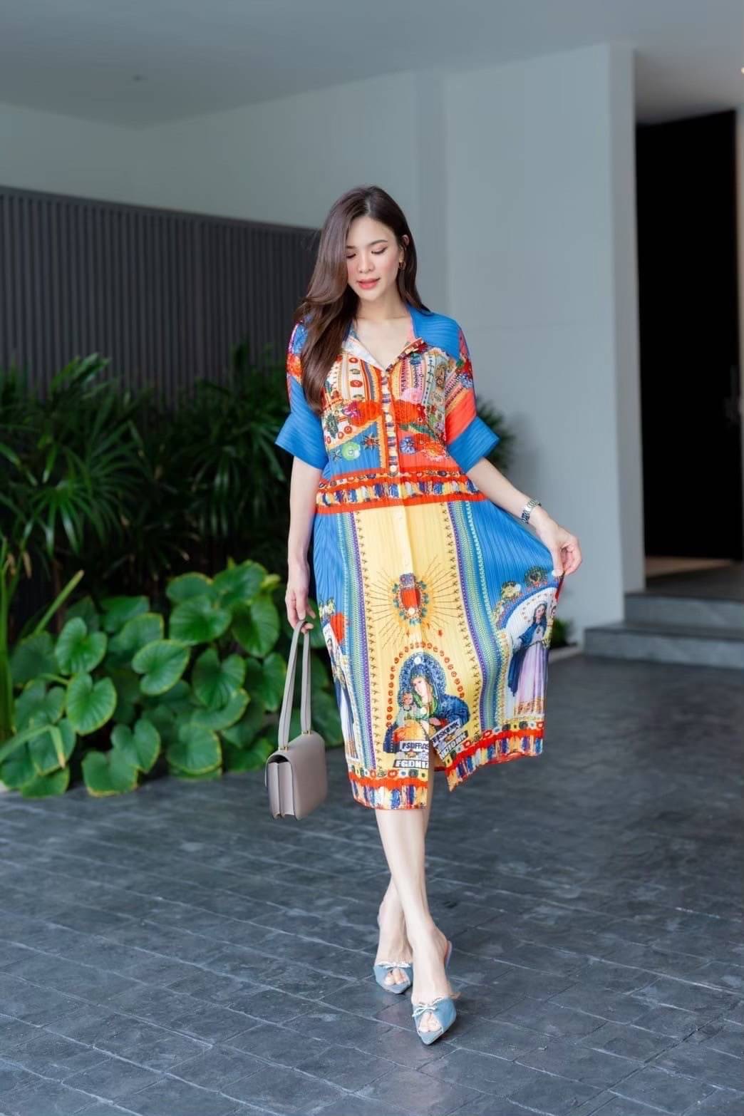 เดรสพลีทตัวยาวคอปกใหญ่ ทรงไหล่ล้ำ พับแขนเบิ้ล เกร๋กรู๊ดดด งานอัดพลีท 100% พลีท AA Premium 🎡🎢 ลายกราฟฟิค ใส่สบาย : สินค้าคุณภาพ (พร้อมส่ง)