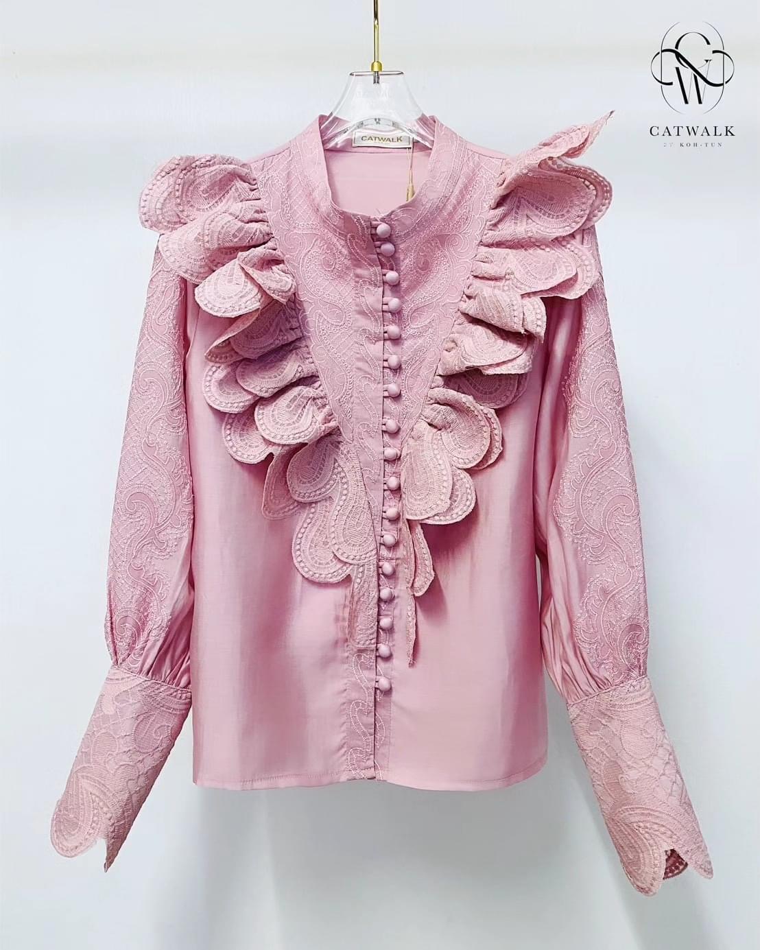 เสื้อแขนยาวแต่งระบายผ้าลูกไม้ เนื้อผ้าเกรดเอ ใส่สบาย : สินค้าคุณภาพ (พร้อมส่ง)