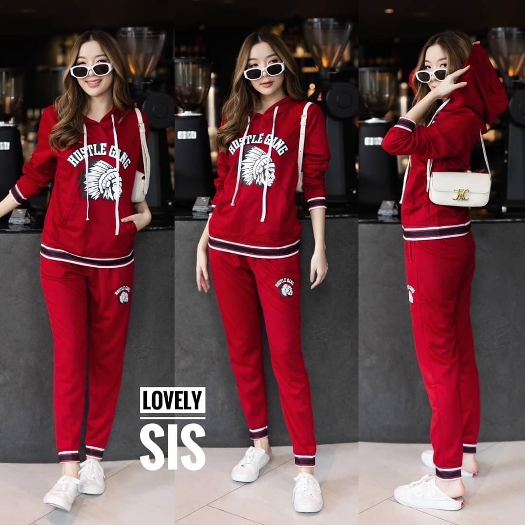 ชุด Set 2 pcs งานเซ็ตผ้ายืดมีฮู้ด งานสกรีนลาย แต่งแถบสีเพิ่มดีเทล มาพร้อมกางเกงเอวสม็อคมีกระเป๋า ข้างสะโพก งานใส่ออกมาน่ารัก สบายๆค่า . สินค้าคุณภาพ (พร้อมส่ง)