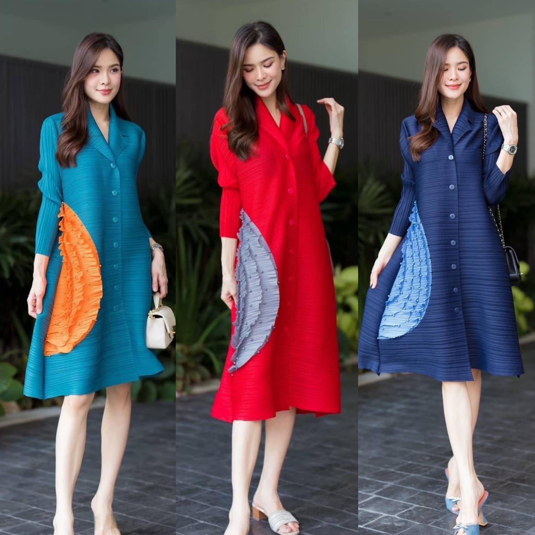 มินิเดรสอัดพลีท คอปกสูทเล็ก กระดุมหน้า แขนยาว งานสวย ระดับ Premium 👍🏻 รุ่นนี้ 😍 แต่งระบายครึ่งวงกลมด้านข้าง แถมประดับลูกปัดสีเดียวกัน 👍🏻 สินค้าคุณภาพ (พร้อมส่ง)