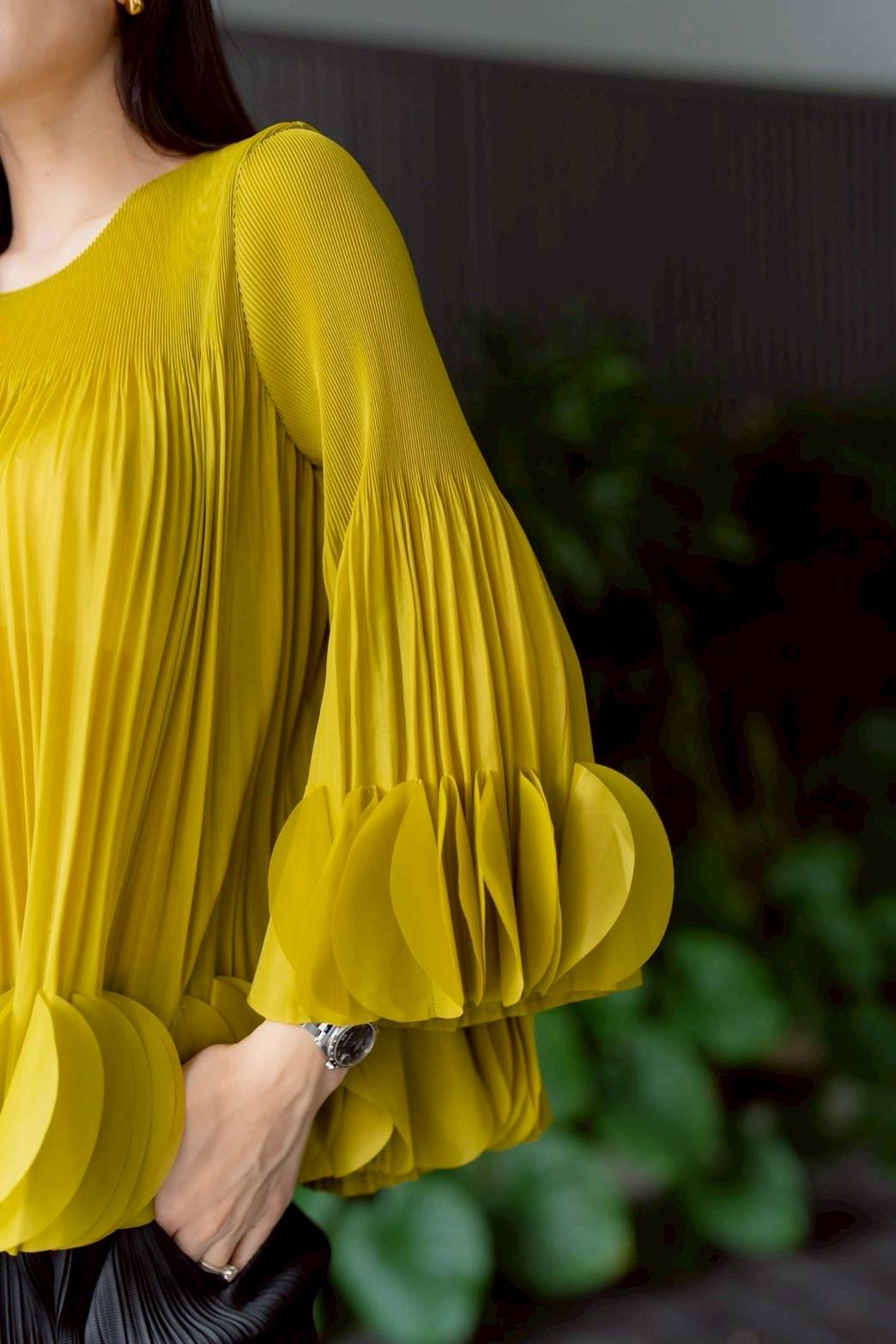 เสื้อคอกลม แขนยาว แบบมีการแต่งระบาย ด้วยการตัด เลเซอร์คัตวงกลมมาซ้อนเรียง ด้วยความประณีต ทำให้ขึ้นพุ่มทรงอย่าง สวยงาม ใส่สบาย : สินค้าคุณภาพ (พร้อมส่ง)