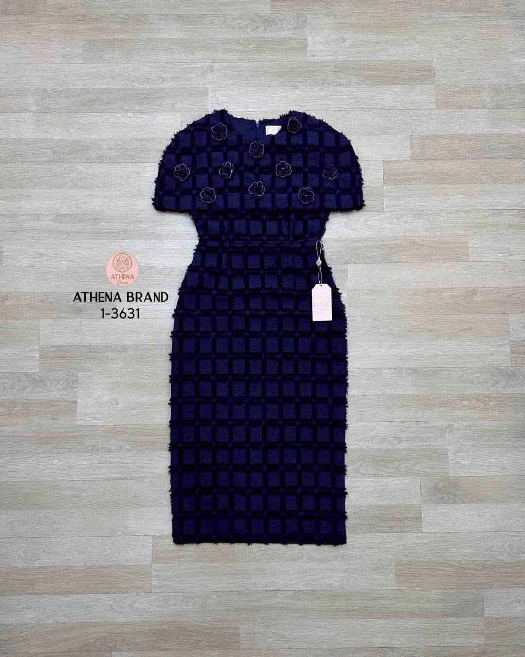 เดรสดีไซน์ทรงคลุมไหล่แต่งอะไหล่ดอกไม้3Dสวยหรูหราโดดเด่น เนื้อผ้าดี๊ดีมีTexture งานมีซับใน ใส่สบาย : สินค้าคุณภาพ (พร้อมส่ง)