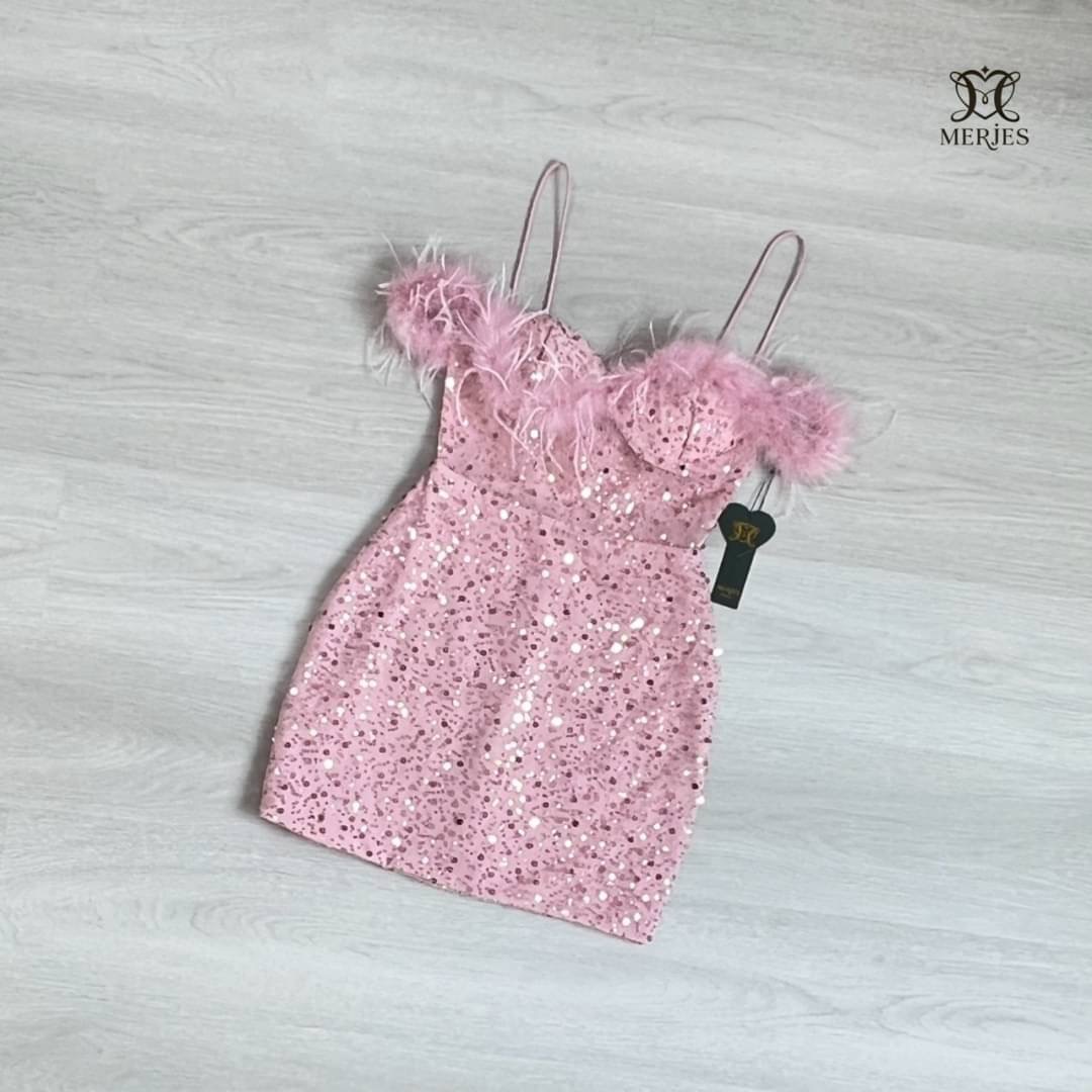 มินิเดรสสายเดี่ยวทรงเกาะอกแต่งขนนกแขนดีเทลปาดไหล่ดีไฮโซแอบเซ็กซี่เก๋ๆช่วงตัวแต่งซีทรูแบบไม่โป๊มากเดรสทรงเข้ารูปงานผ้าแต่งวิ้งในตัวสวยเก๋ผ้าไม่คันนะคะงานมีซับในและซิปหลัง ใส่สบาย : สินค้าคุณภาพ (พร้อมส่ง)