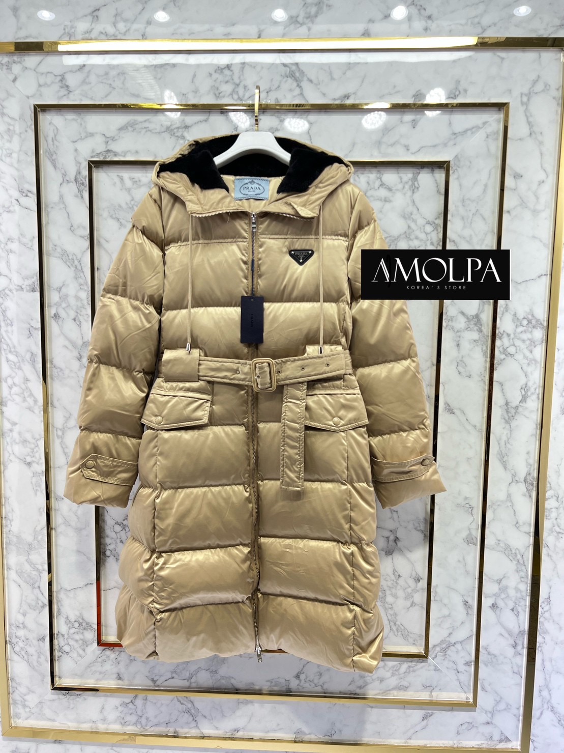 LONG JACKET WITH BELT งานแบรนด์ ช่วงฮู๊ดด้านใน แต่งด้วยงานขนมิ้งหนานุ่มแน่น มาพร้อมเข็มขัด งานผ้าอย่างดี เหมือนช๊อปเด๊ะ : สินค้าคุณภาพ (พร้อมส่ง)