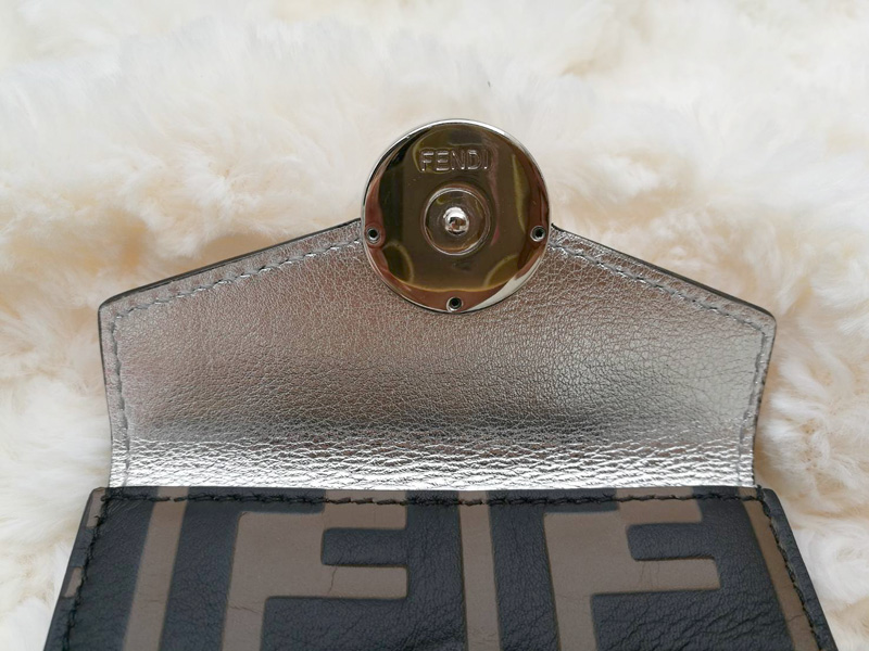 กระเป๋าสตางค์ FENDI MICRO F IS FENDI TRIFOLD WALLET